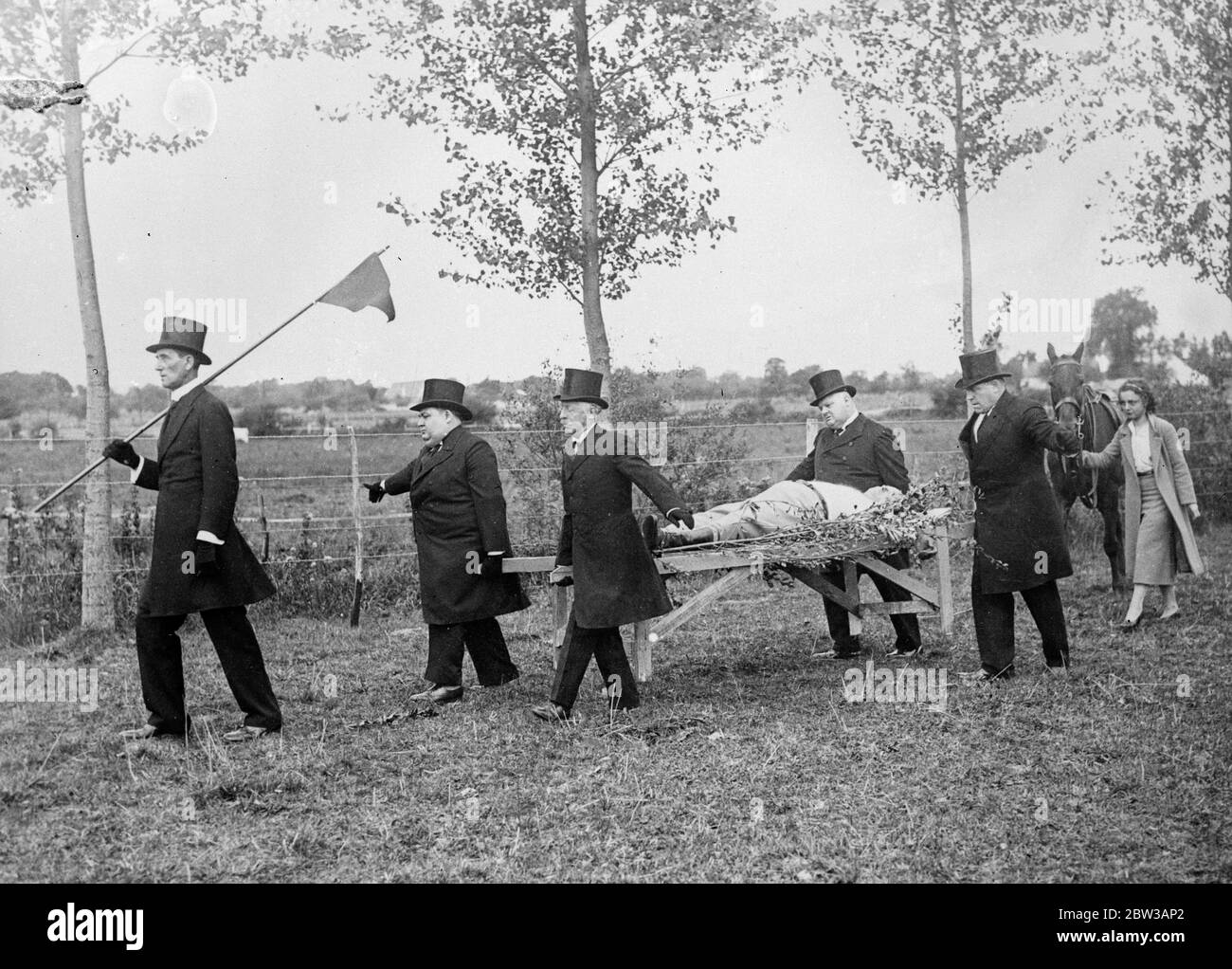 Due francesi in duello saber montato. Tommy Bourdelle e Jim Gerald combattevano a cavallo un duello in un prato a Maurapas, vicino a Versailles. Dopo diversi passaggi viziosi Gerald cadde dopo essere stato ferito . Fu portato su una barella improvvisata ad una stazione medica . Tutto in ordine per un nuovo film . Foto mostra Gerald che viene portato via per ricevere il primo soccorso , dai secondi e giudici 27 settembre 1934 Foto Stock