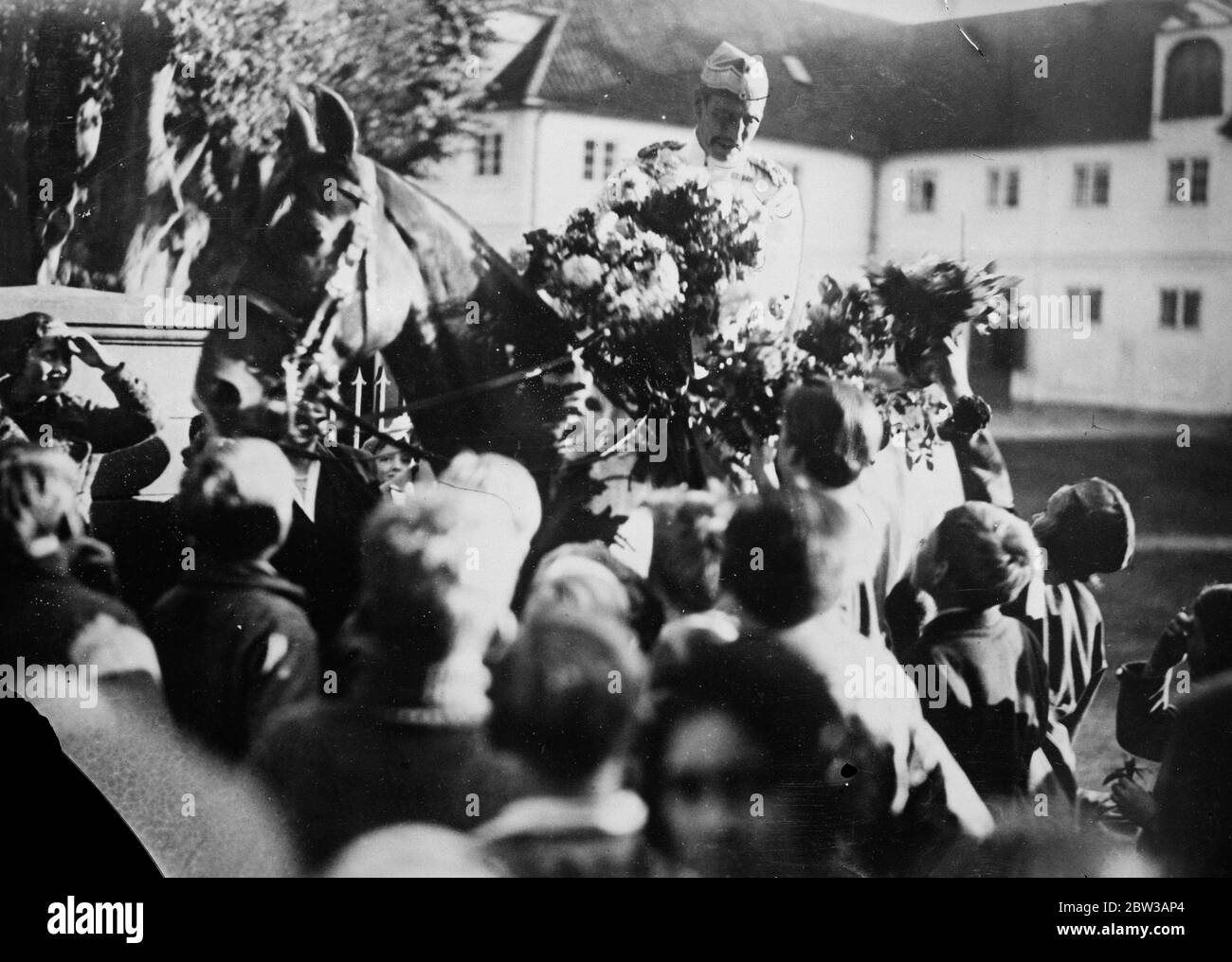 I bambini presentano il Re di Danimarca con fiori il suo 64° compleanno . La foto mostra i fiori che i bambini presentano al re mentre era fuori su una passeggiata a cavallo dal Castello di Sorgenfri . 27 settembre 1934 Foto Stock