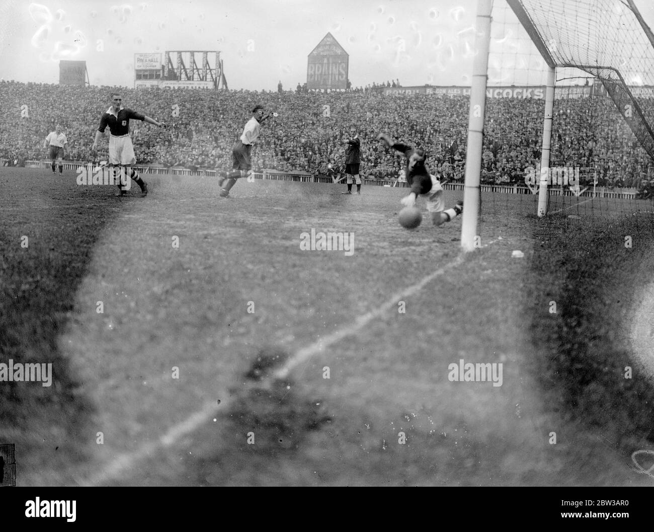 Campo da calcio del Parco Ninian , Cardiff . Inghilterra contro Galles . 29 settembre 1934 Foto Stock Campo da calcio del Parco Ninian , Cardiff . Inghilterra contro Galles . 29 settembre 1934 Foto Stock