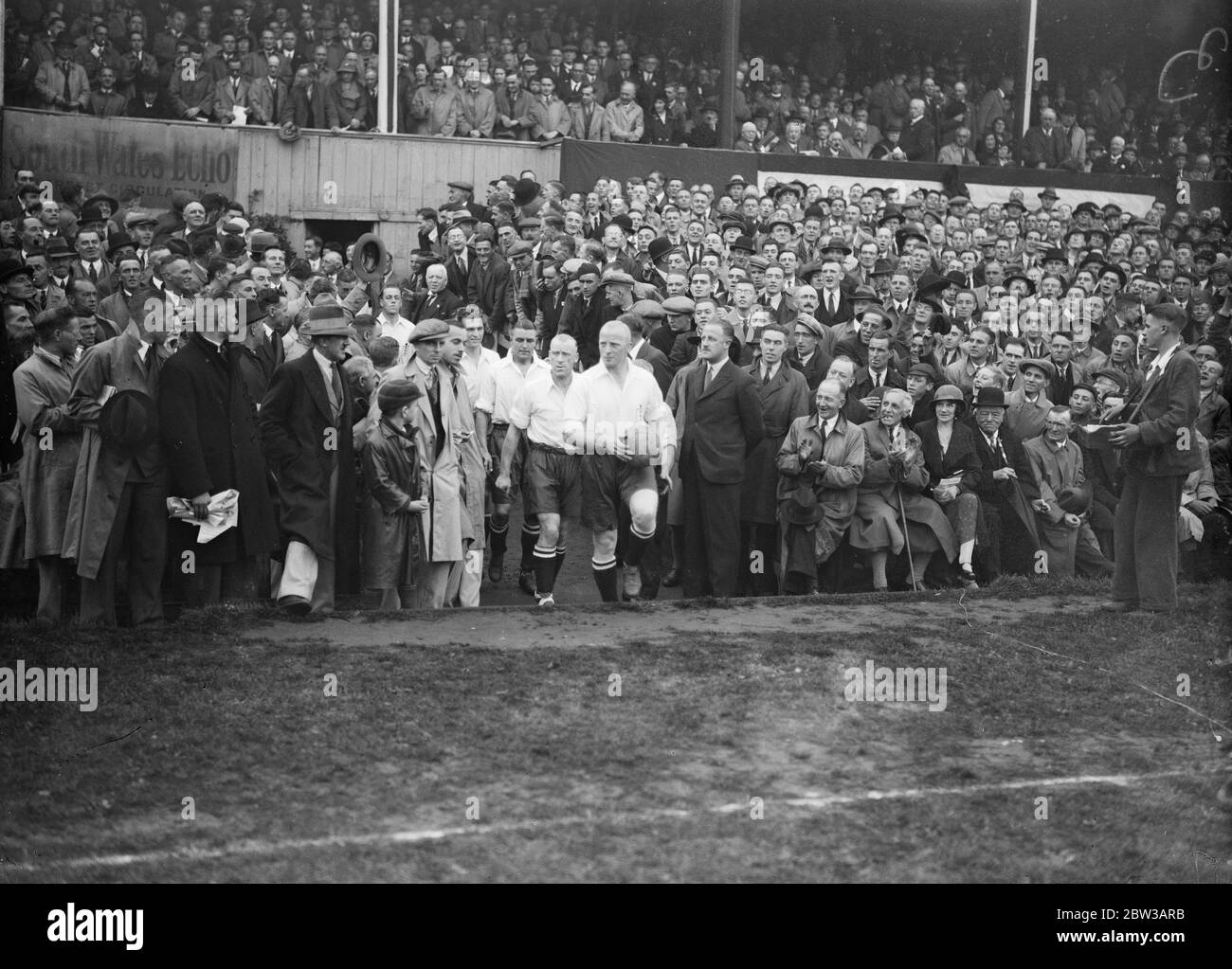 Campo da calcio del Parco Ninian , Cardiff . Inghilterra contro Galles . Squadra inglese guidata da Eddie Hapgood della squadra di calcio dell'Arsenal. 29 settembre 1934 Foto Stock