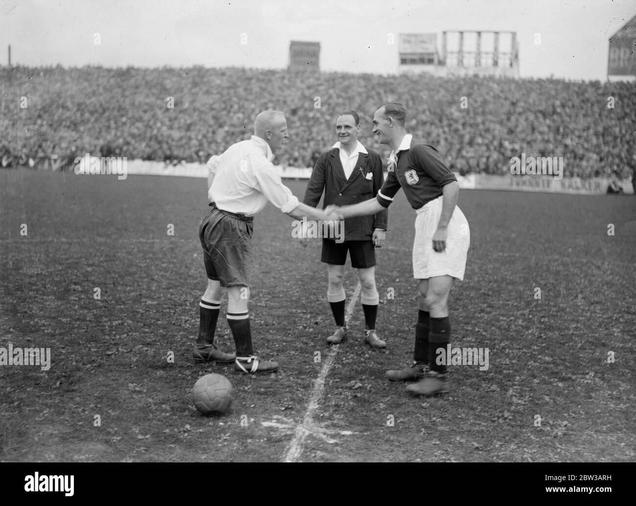 Campo da calcio del Parco Ninian , Cardiff . Inghilterra contro Galles . Il capitano dell'Inghilterra Eddie Hapgood dell'Arsenal Football Club , scuote le mani con il capitano gallese . L' arbitro sullo sfondo e S Thomson, irlandese. 29 settembre 1934 Foto Stock