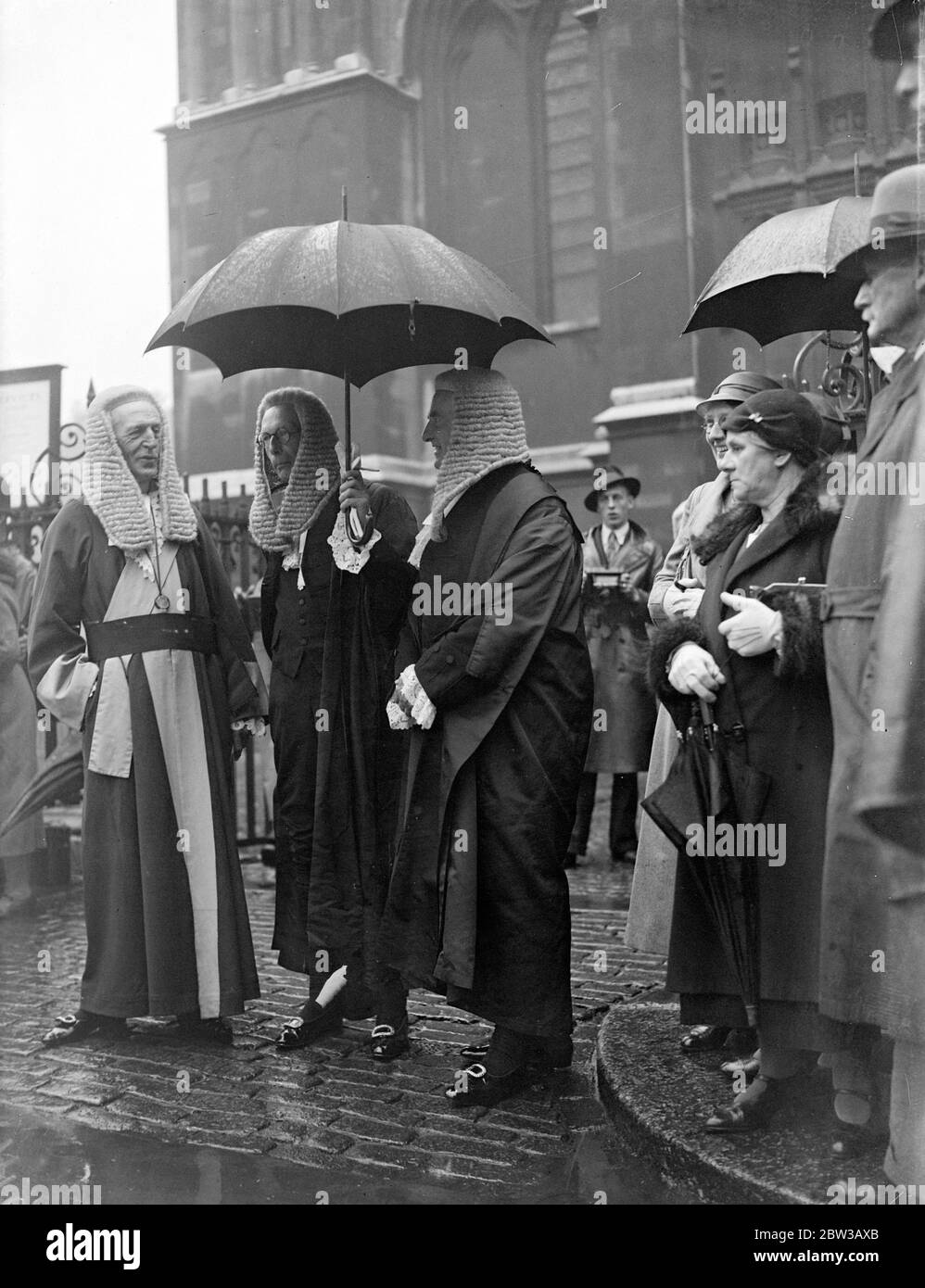 3 giudici che si accovono sotto un ombrello fuori dell'Abbazia di Westminster . 2 ottobre 1934 Foto Stock