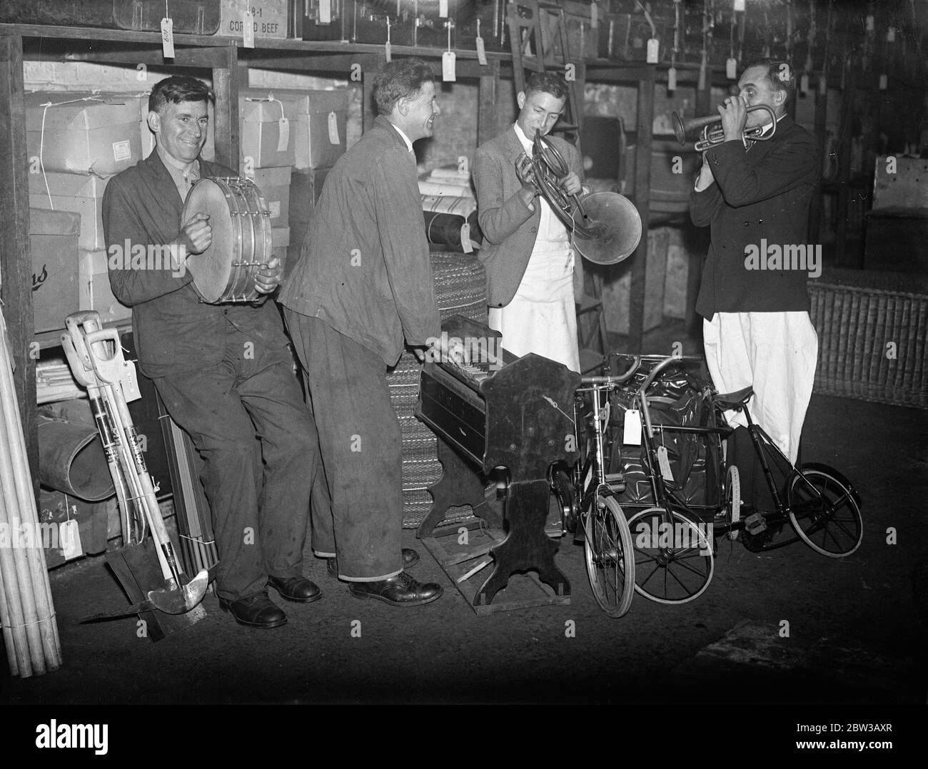 Tutto lasciato dietro da passeggeri dimentici, vendita di beni persi compresi strumenti musicali, biciclette e attrezzi a Waterloo . 1 ottobre 1934 Foto Stock