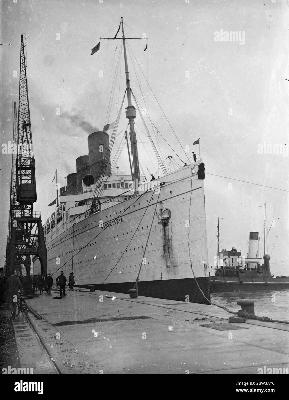 Mauretania da rimontare da non scartare . L'immagine mostra la nave ormeggiata nel porto con la barca da rimorchiatore accanto. 3 ottobre 1934 Foto Stock