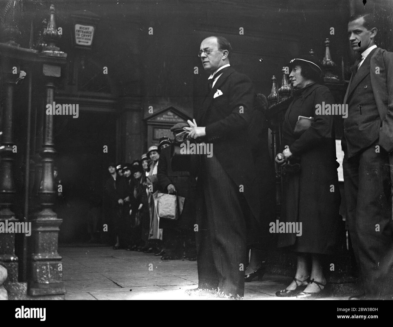 Servizio commemorativo tenuto a St Martin-in-the-Fields , Londra per l' attrice Mary Brough . Foto spettacoli ; attore Leslie Henson all'interno della chiesa 4 ottobre 1934 Foto Stock