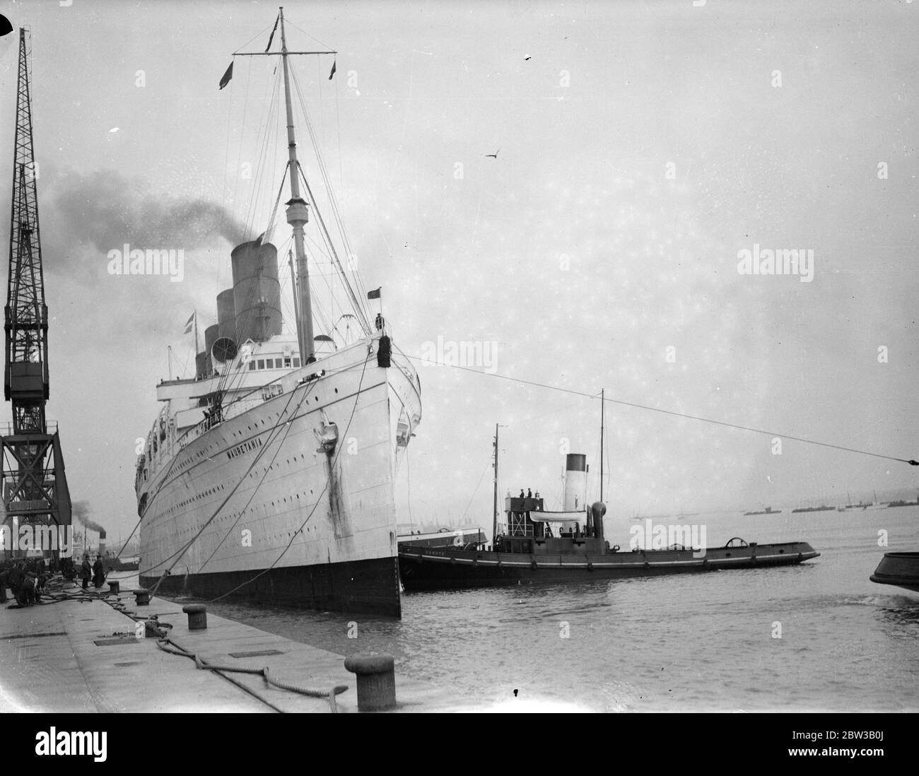 Mauretania da rimontare da non scartare . L'immagine mostra la nave ormeggiata nel porto , con la barca a rimorchiatore accanto . 3 ottobre 1934 Foto Stock