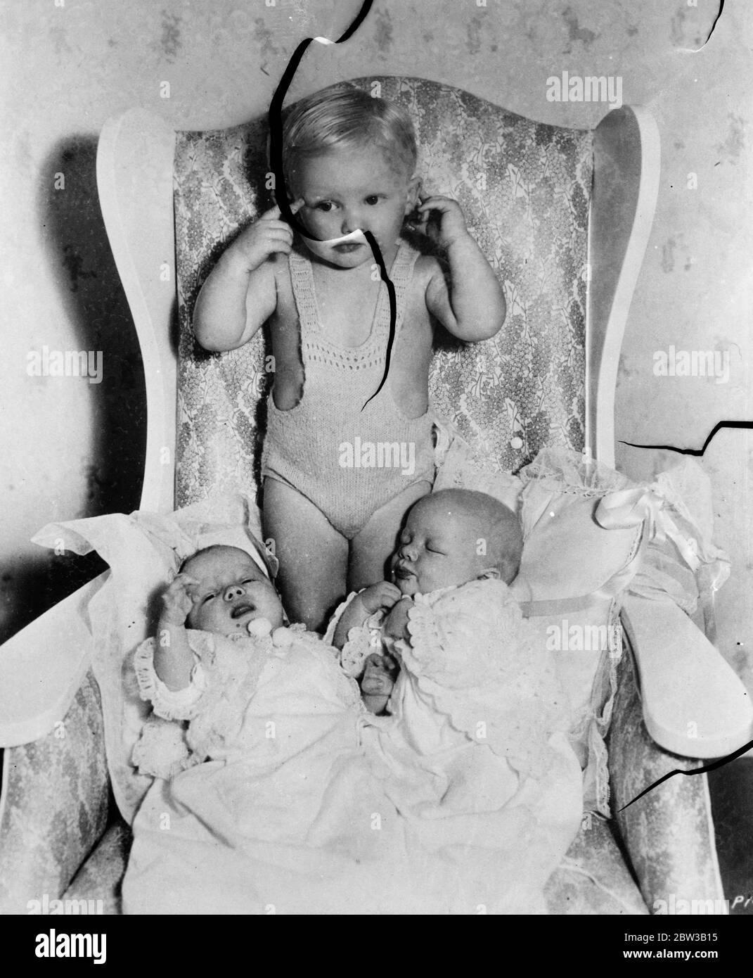 I tre figli della cantante e star radiofonica americana Bing Crosby. Spettacoli fotografici ; in piedi in sedia , figlio maggiore , Gary Crosby e gemelli , Dennis e Phillip . Ottobre 1934 . Foto Stock