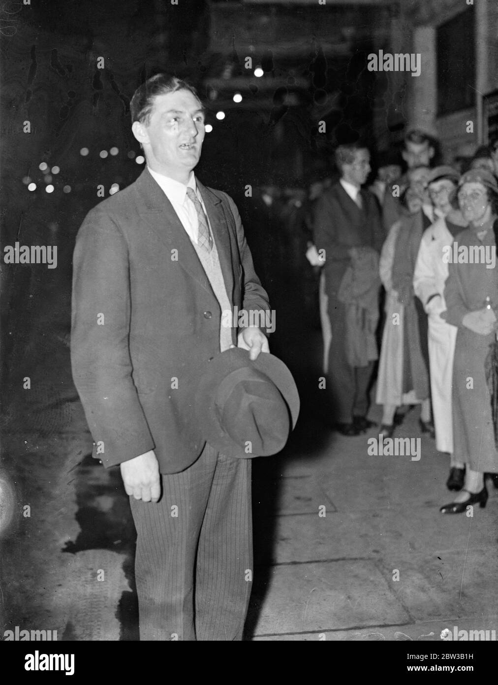 Il sig. Edward Britton canta ad una coda teatrale del West End . Ottobre 1934 . Foto Stock