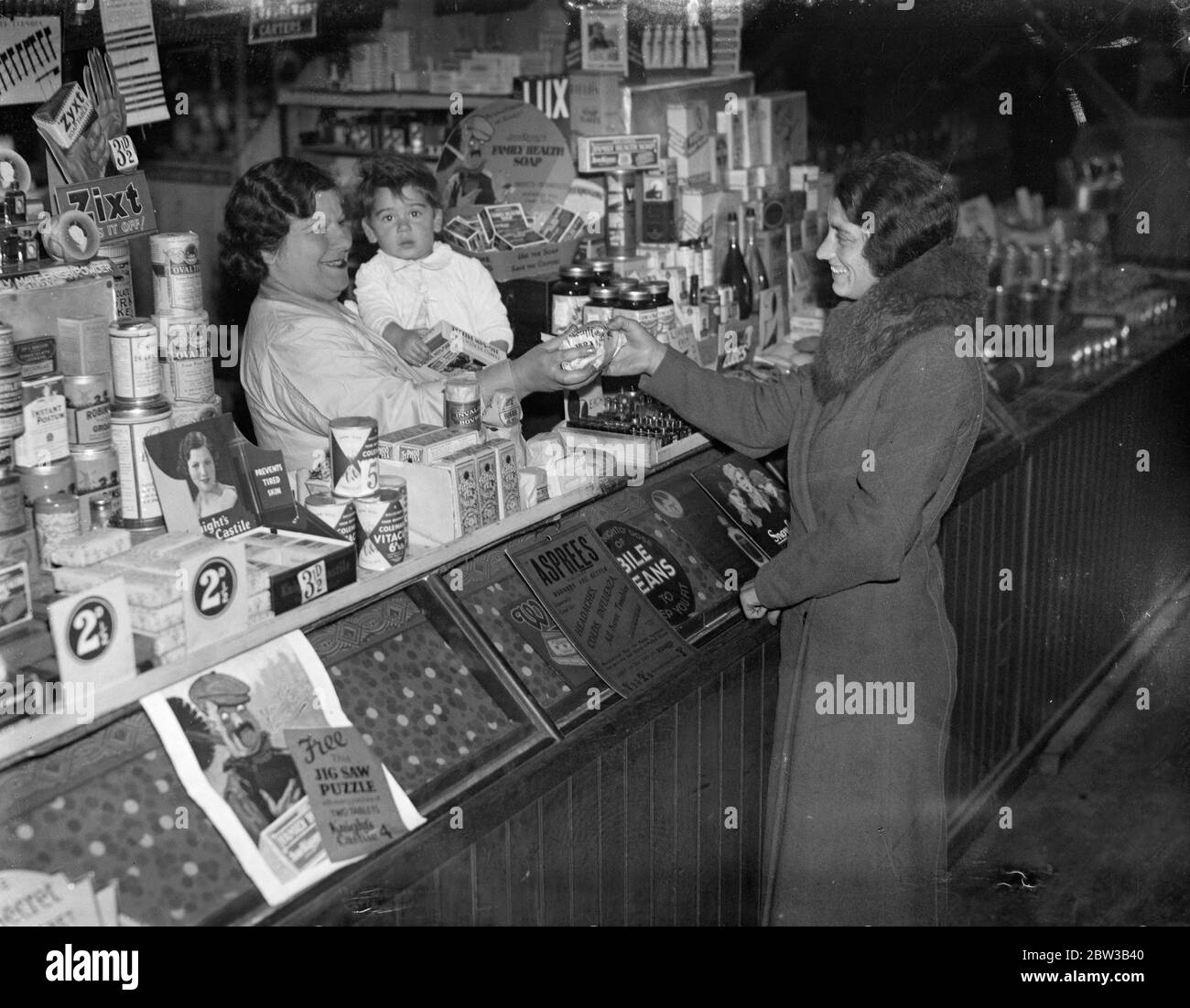 Titolare di una bancarella di mercato, la signora Cowan può essere adita all' isola di Labrador con altre 300 persone. 5 ottobre 1934 . Foto Stock