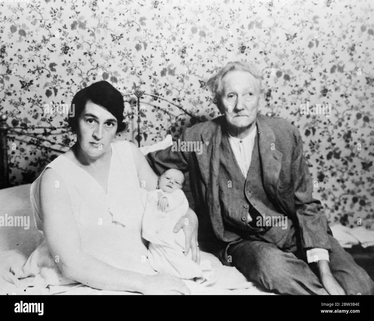 John L Kirlin, del Nebraska, USA. Un padre di 78 anni , raffigurato con la moglie e la figlia nuova . 5 ottobre 1934 . Foto Stock