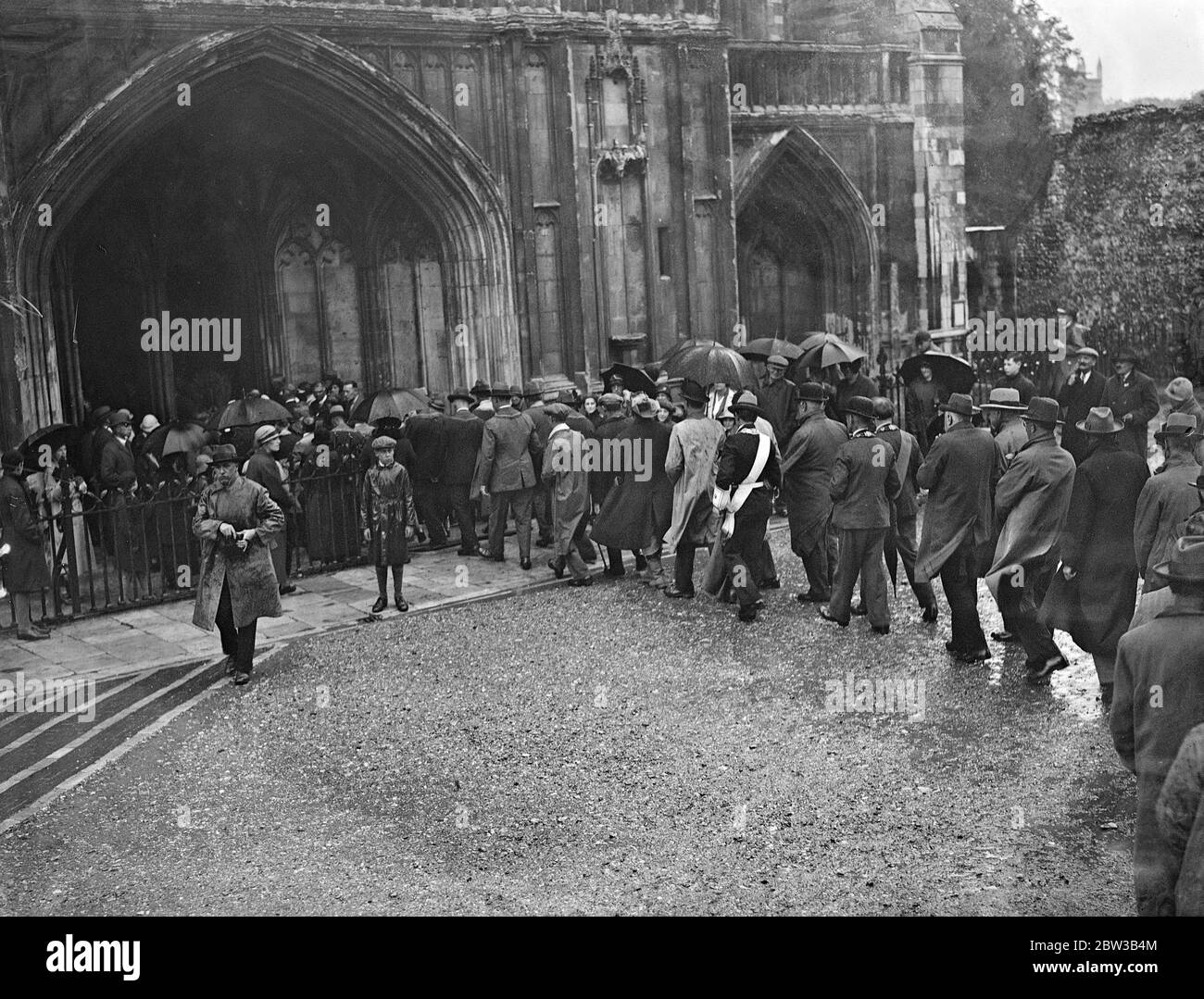 Festa agricola colorata alla Cattedrale di Winchester . La processione entra nel Duomo . Ottobre 1934 . Foto Stock