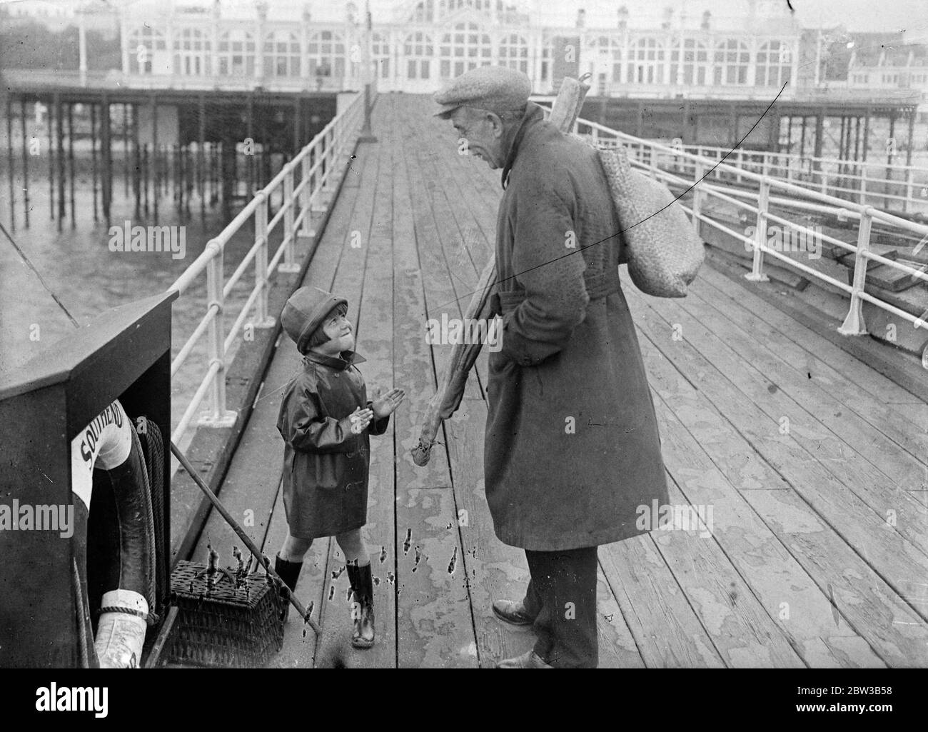 Un giovane partecipante al Southend Angling si scambiano suggerimenti sul Southend Pier . Ottobre 1934 . Foto Stock