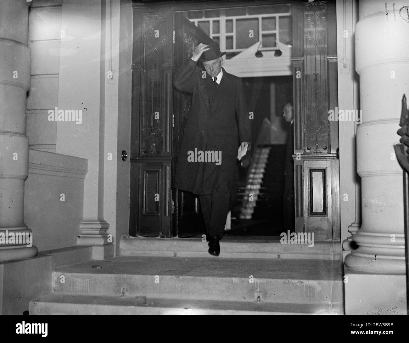 Assassinato re Alessandra di Jugoslavia . Sir John Simon visita all'Ambasciata di Jugoslavia . 9 ottobre 1934 . Foto Stock