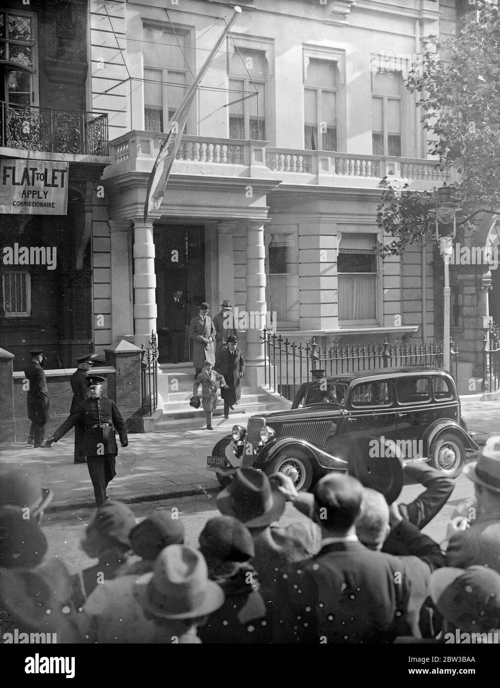 Il nuovo Re Pietro di Jugoslavia lascia la Legazione a Londra . 10 ottobre 1934 . Foto Stock