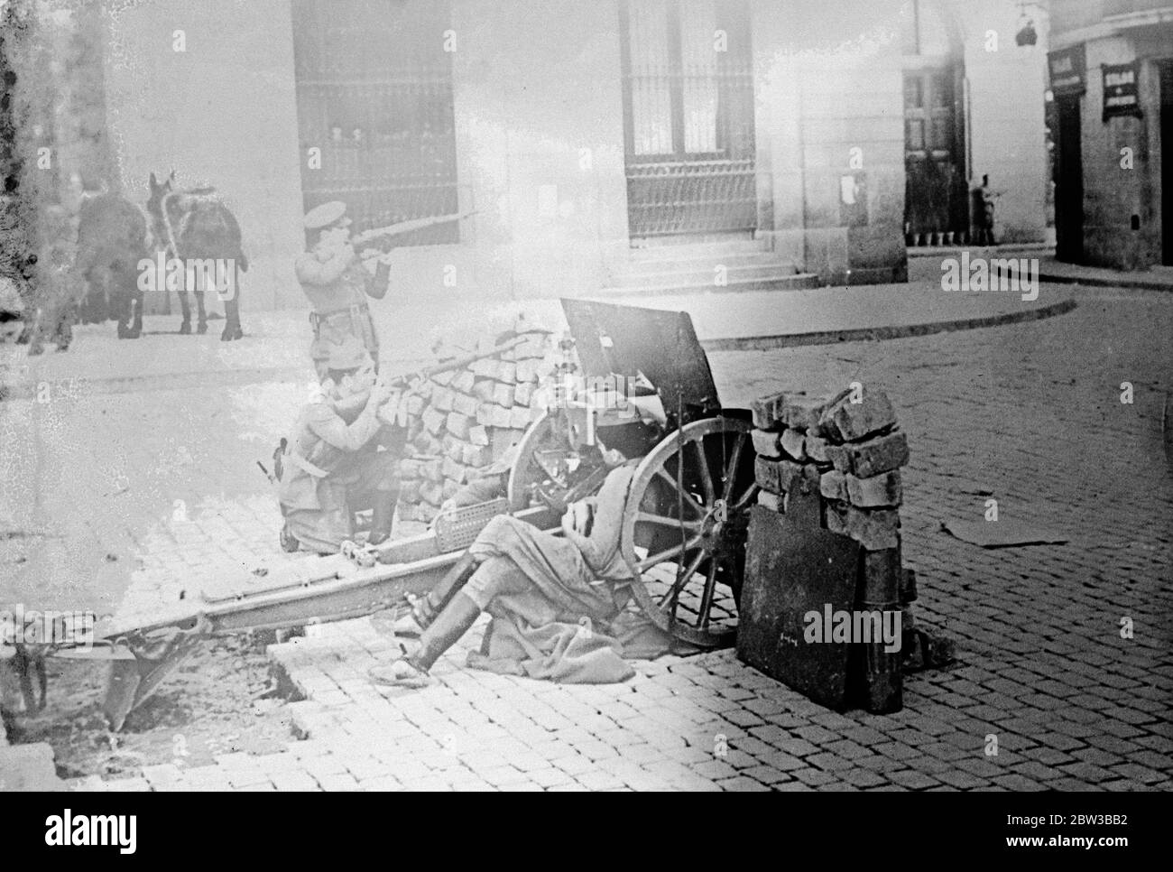 Artiglieria difende il Parlamento catalano a Barcellona , Spagna , durante lo sciopero dei minatori asturiani . 11 ottobre 1934 . Foto Stock