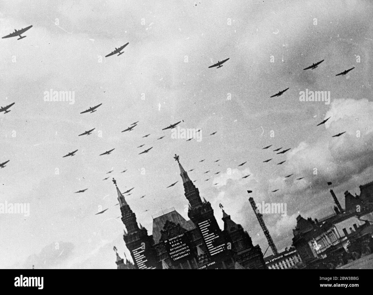 Ali su Mosca . Squadrone rosso su un volo di pratica . 11 ottobre 1934 . Foto Stock