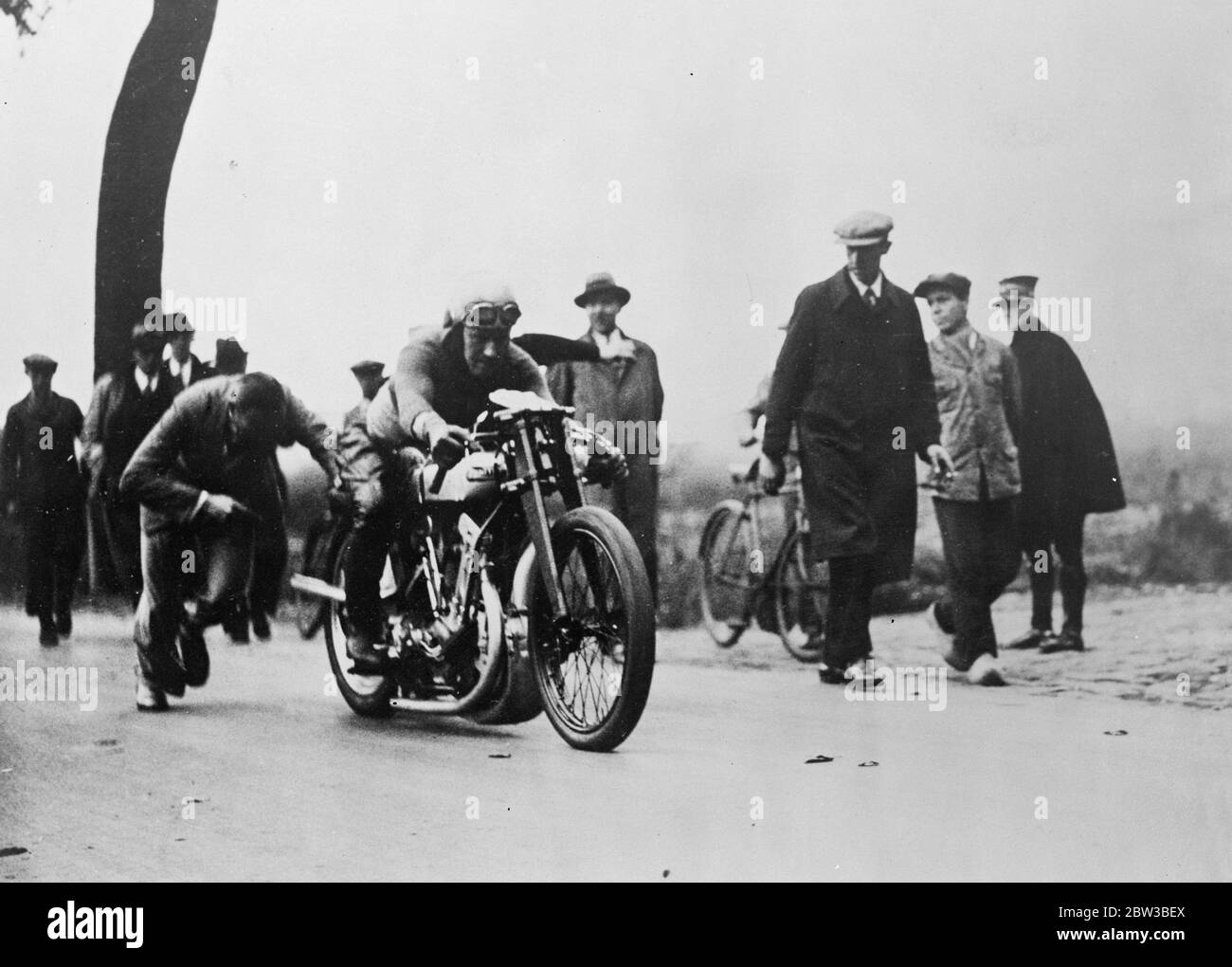 Atkins, il motociclista inglese, per tentare il record mondiale di velocità terrestre . 13 ottobre 1934 Foto Stock