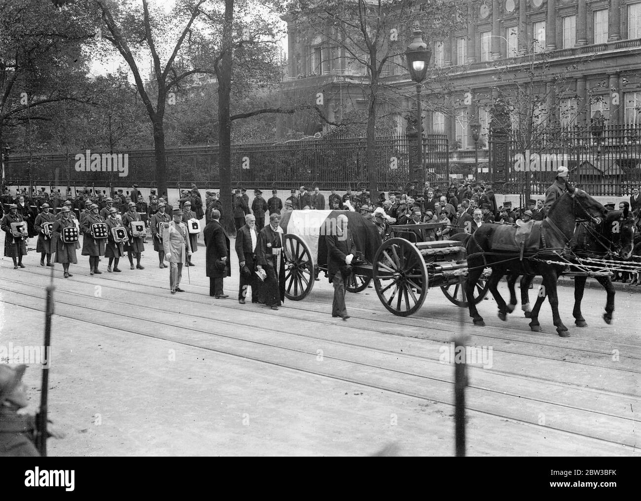 Bandiera copriva la bara sulla carrozza con armi che portava il corpo del defunto ministro degli Esteri francese Louis Barthou ai suoi funerali a Parigi . Fu ucciso e ferito fatalmente nel tentativo di assassinio che prese la vita del re Alessandro di Jugoslavia . 14 ottobre 1934 Foto Stock