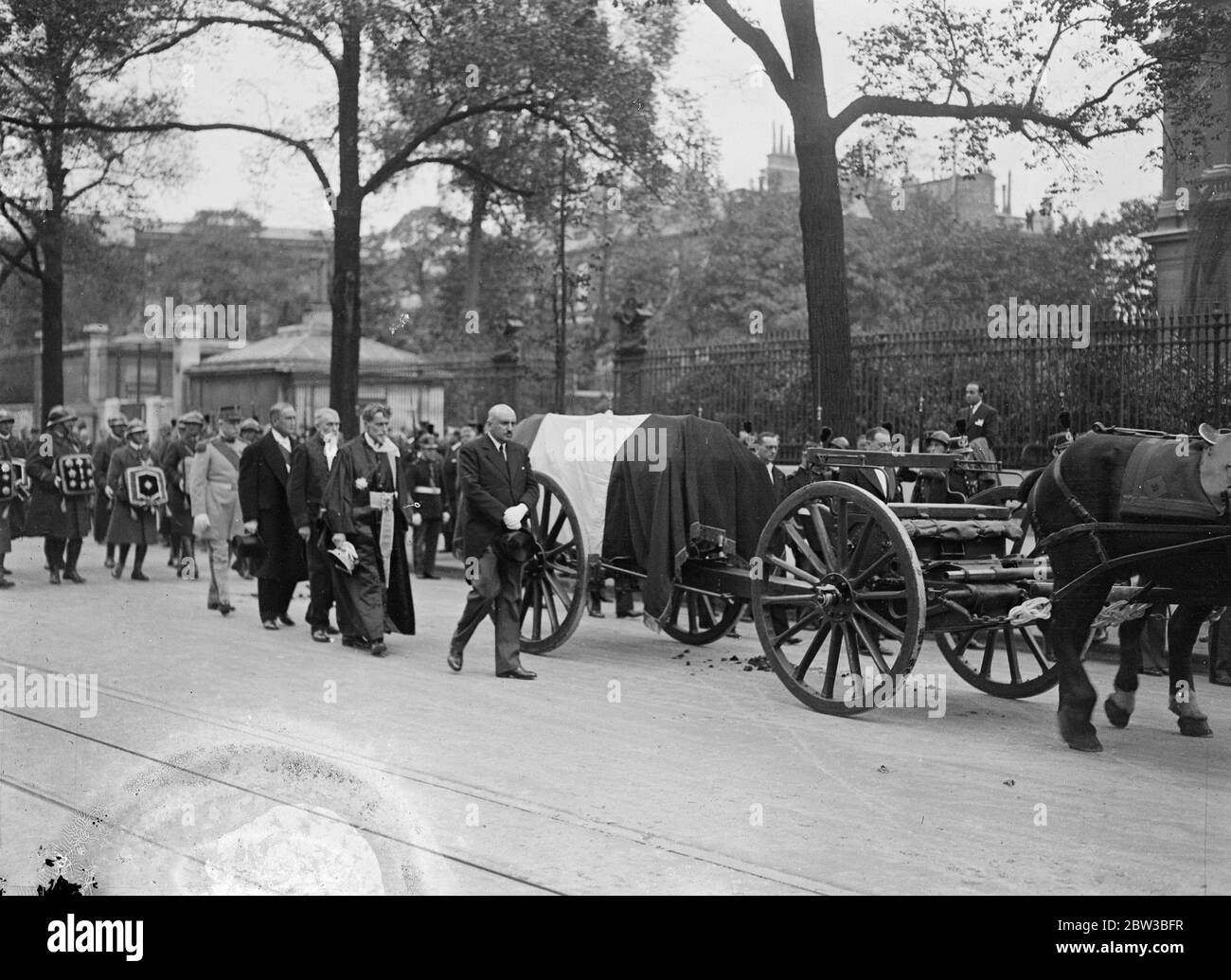 Bandiera copriva la bara sulla carrozza con armi che portava il corpo del defunto ministro degli Esteri francese Louis Barthou ai suoi funerali a Parigi . Fu ucciso e ferito fatalmente nel tentativo di assassinio che prese la vita del re Alessandro di Jugoslavia . 14 ottobre 1934 Foto Stock