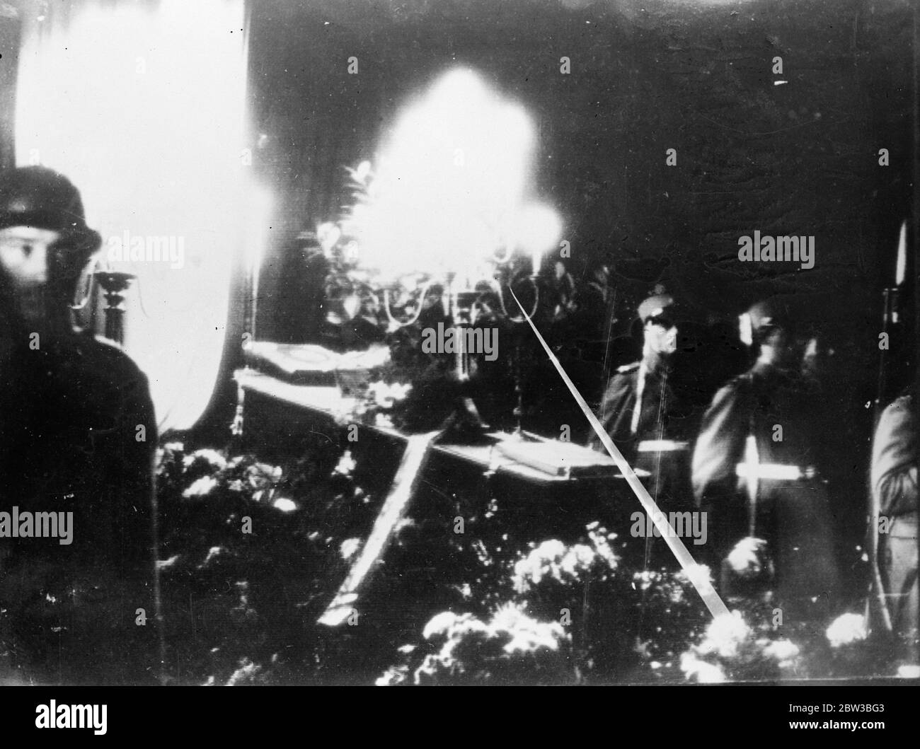 Il corpo del re Alessandro di Jugoslavia è nello stato mentre tutta la nazione rende omaggio . 14 ottobre 1934 Foto Stock