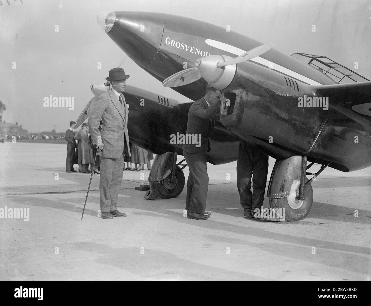 Lord Londonderry ispeziona la macchina per la London to Melbourne Air Race . La De Havilland DH.88 Comet' Grosvenor House', un aereo britannico a due motori dipinto a scarlatto. G-ACSS era di proprietà del signor A o Edwards e doveva essere utilizzato in gara. 19 ottobre 1934 Foto Stock