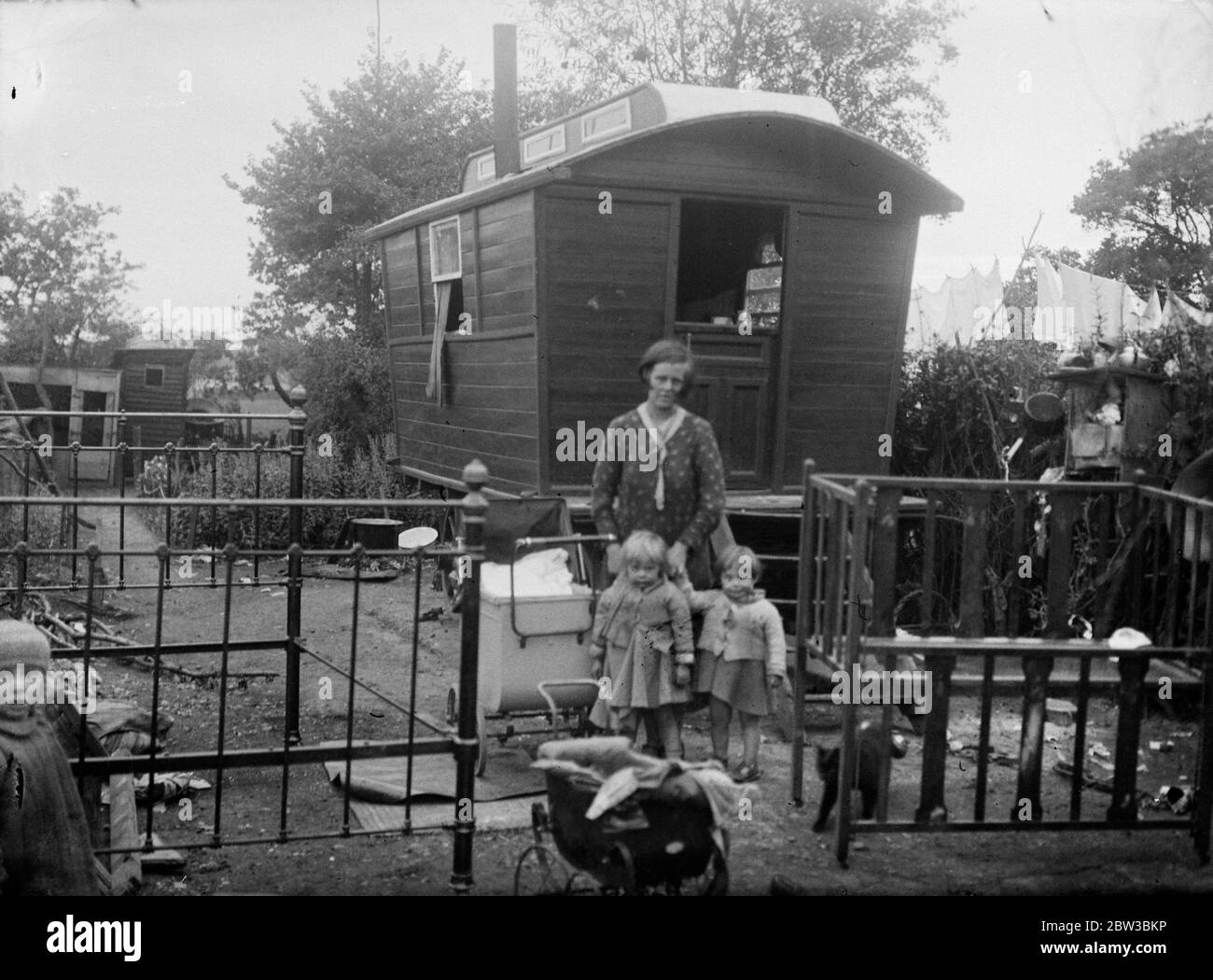 La signora Shaw con i suoi 3 figli che vivono nella carovana vista alle spalle . 25 ottobre 1934 Foto Stock