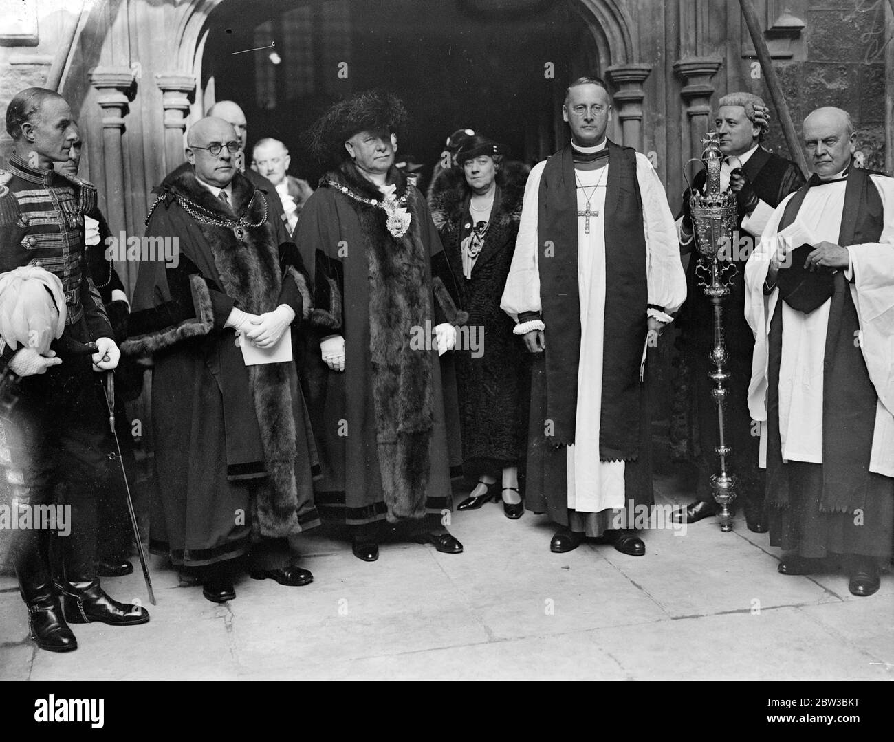 Il Vescovo di Willesden ha introdotto alla Rectory di Sant'Andrea Undershaft . Il Sindaco del Signore che agisce partecipa alla cerimonia . 19 ottobre 1934 Foto Stock
