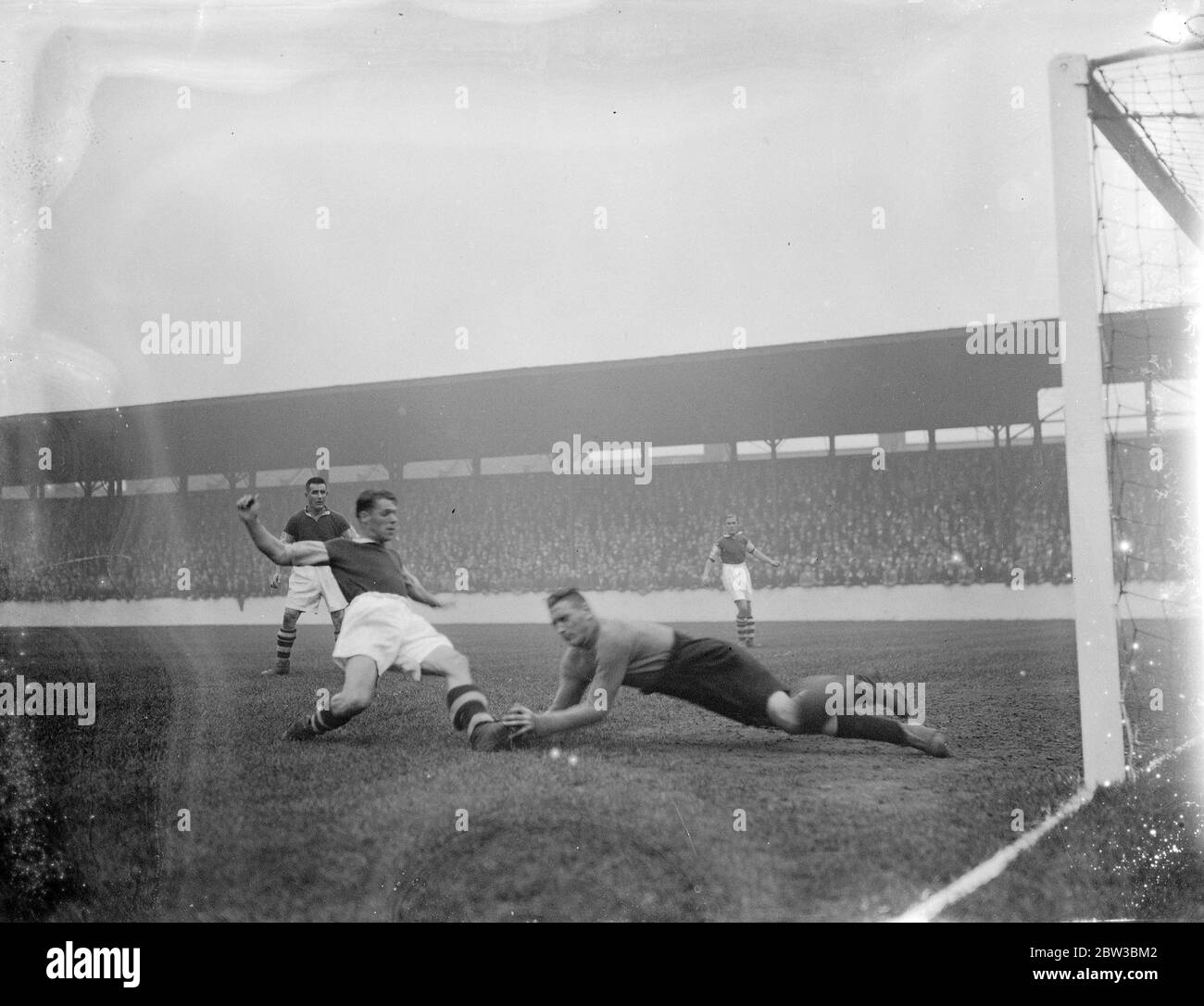 Hugh Mills segna il 1° goal di West Ham United contro Swansea . 24 ottobre 1934 Foto Stock