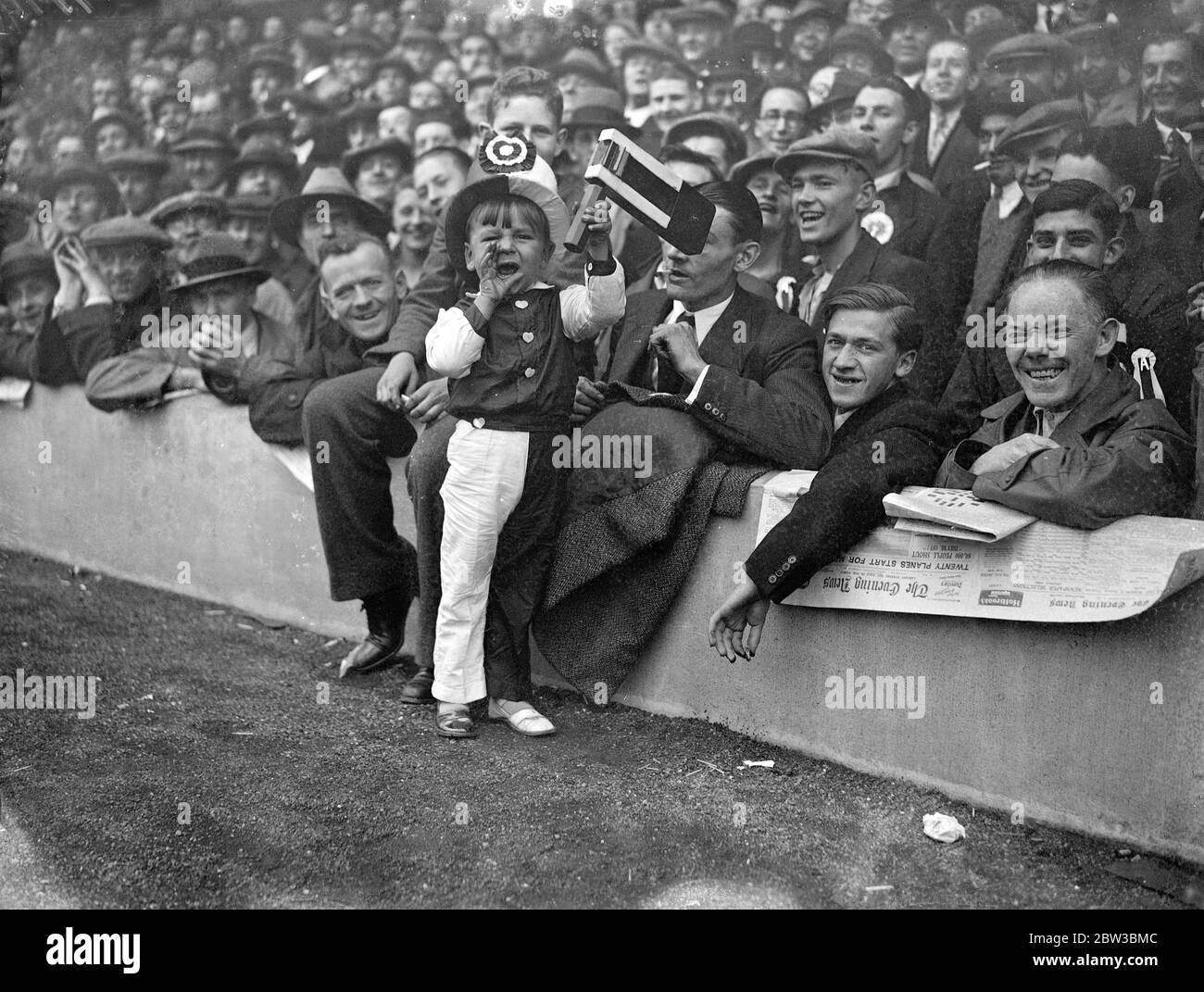 Un giovane gooner che scalda i polmoni all'Arsenal contro Tottenham Hotspur Football Club gioco all'Highbury Stadium a Londra . 20 ottobre 1934 Foto Stock