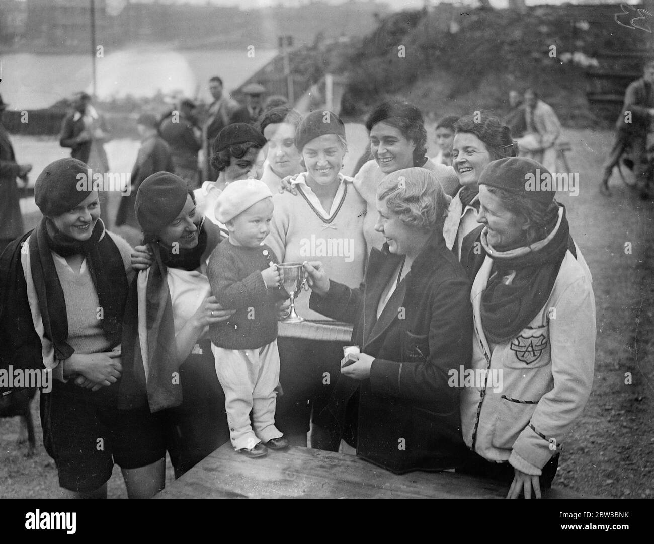 I membri del club di altalena Alpha con la loro coppa . 20 ottobre 1934 Foto Stock