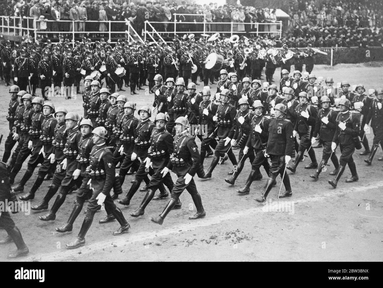 Benito Mussolini ispeziona i distaccamenti della polizia . 22 ottobre 1934 Foto Stock