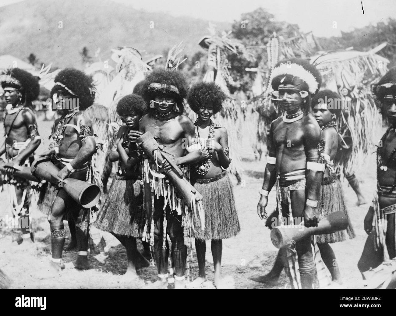 Un gruppo di nativi Papuani in pittura di guerra . 20 ottobre 1934 Foto Stock