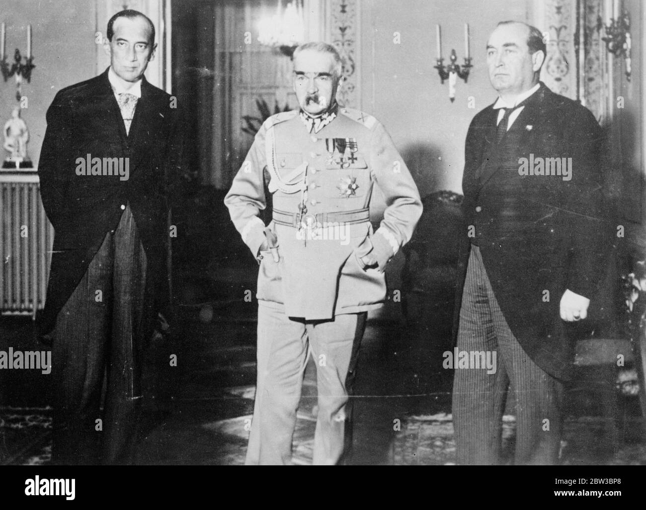 Il generale Cambogiano e il Premier ungherese Gyula Gömbös , in occasione di colloqui a Varsavia , Polonia . Presente anche il Marshal Pilsudski (centro) 22 ottobre 1934 Foto Stock