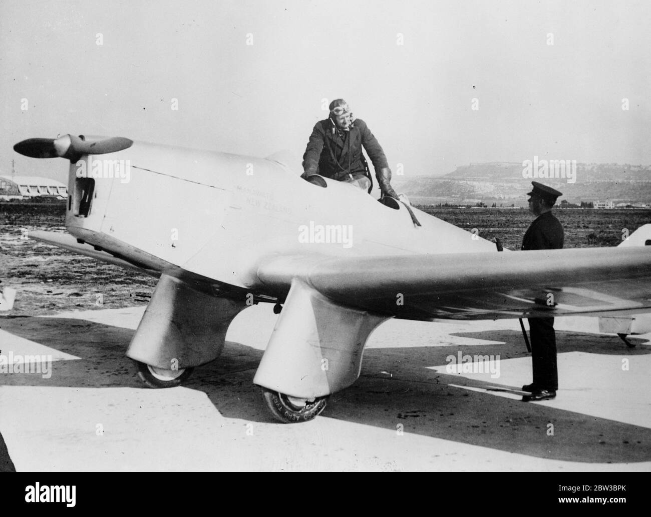 Da Londra ai piloti della Melbourne Air Race a Marsiglia, Francia . Il leader dello Squadrone Malcolm Charles McGregor nell'abitacolo del suo Miles Hawk Major . 22 ottobre 1934 Foto Stock