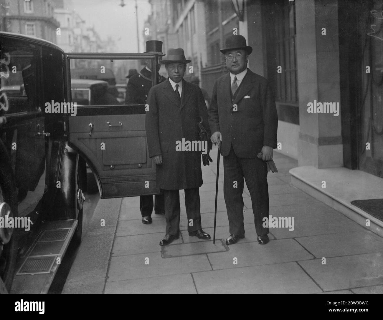 Delegati navali americani e giapponesi si incontrano a Londra . Ambasciatore giapponese , Barone Matsudaira (destra) e ammiraglio posteriore giapponese Isoroku Yamamoto (sinistra) . 24 ottobre 1934 Foto Stock