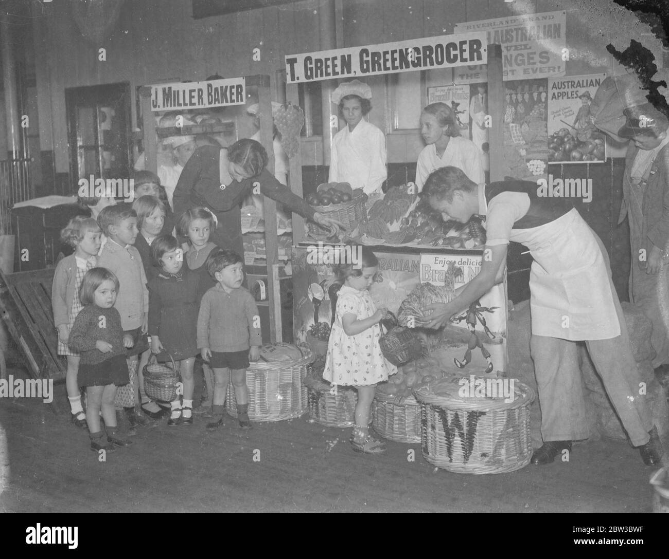 I bambini hanno insegnato come fare shopping utilizzando un centro commerciale modello presso una scuola di Londra . 24 ottobre 1934 Foto Stock