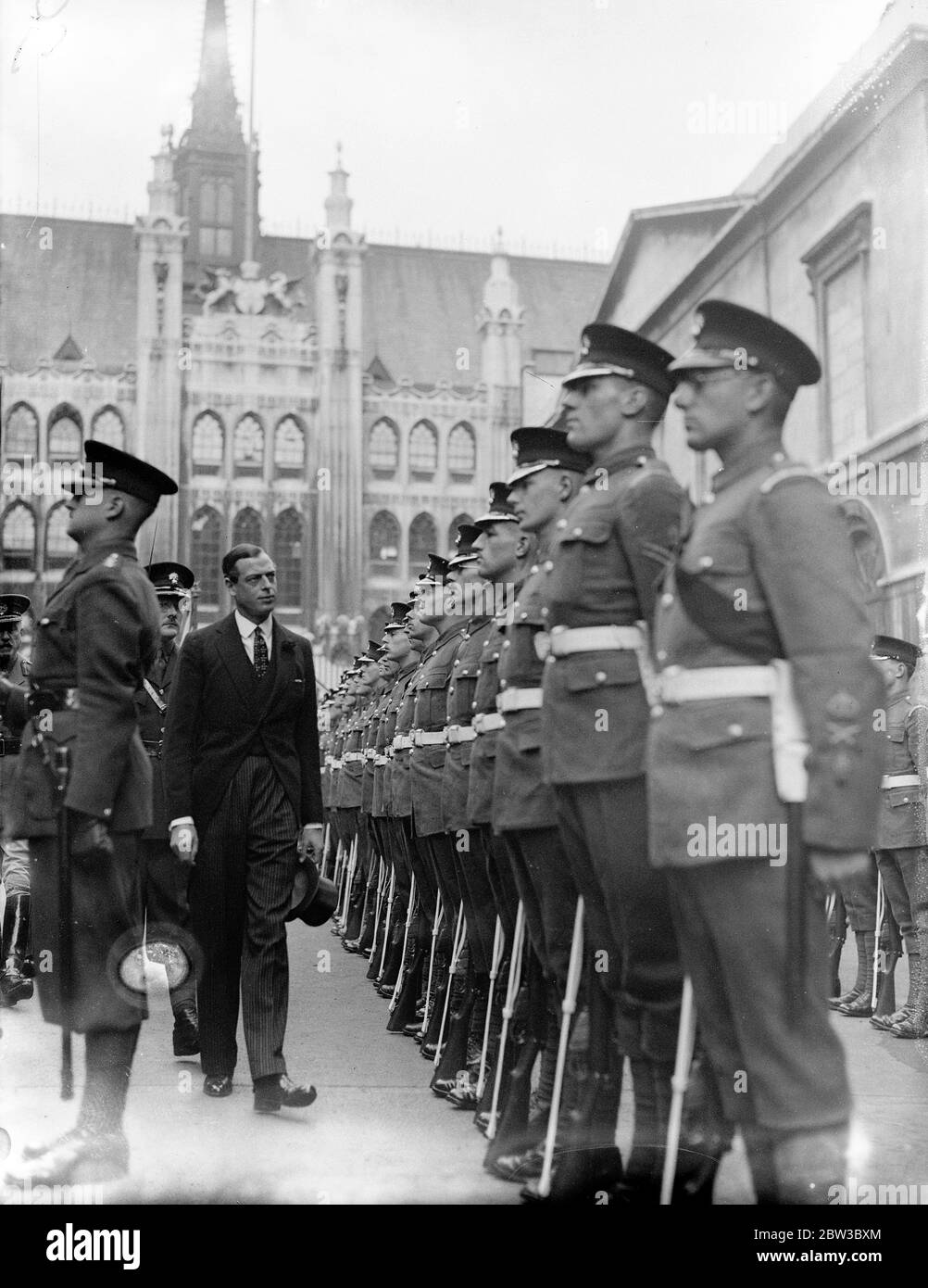 Il duca di Kent ispeziona la guardia d'onore delle Guardie di Grenadier . 27 ottobre 1934 Foto Stock