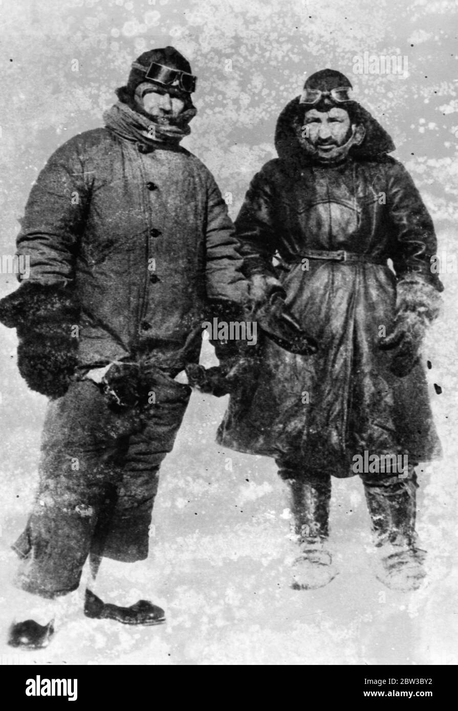 SS Chelyuskin , un piroscafo sovietico inviato in una spedizione per navigare attraverso il ghiaccio polare lungo la rotta marittima settentrionale da Murmansk a Vladivostok , è diventato legato al ghiaccio nelle acque artiche durante la navigazione . È stato catturato nei campi di ghiaccio in settembre. Dopo di che si è spostato nel pacco di ghiaccio prima di affondare il 13 febbraio 1934, schiacciato dai licepack vicino all'isola di Kolyuchin nel mare di Chukchi . L'equipaggio riuscì a fuggire sul ghiaccio e costruì una pista di atterraggio realizzata localmente utilizzando solo poche pale , pale di ghiaccio e due corone bar , che aiutarono nel salvataggio dell'equipaggio . Cinquantatré uomini camminarono Foto Stock