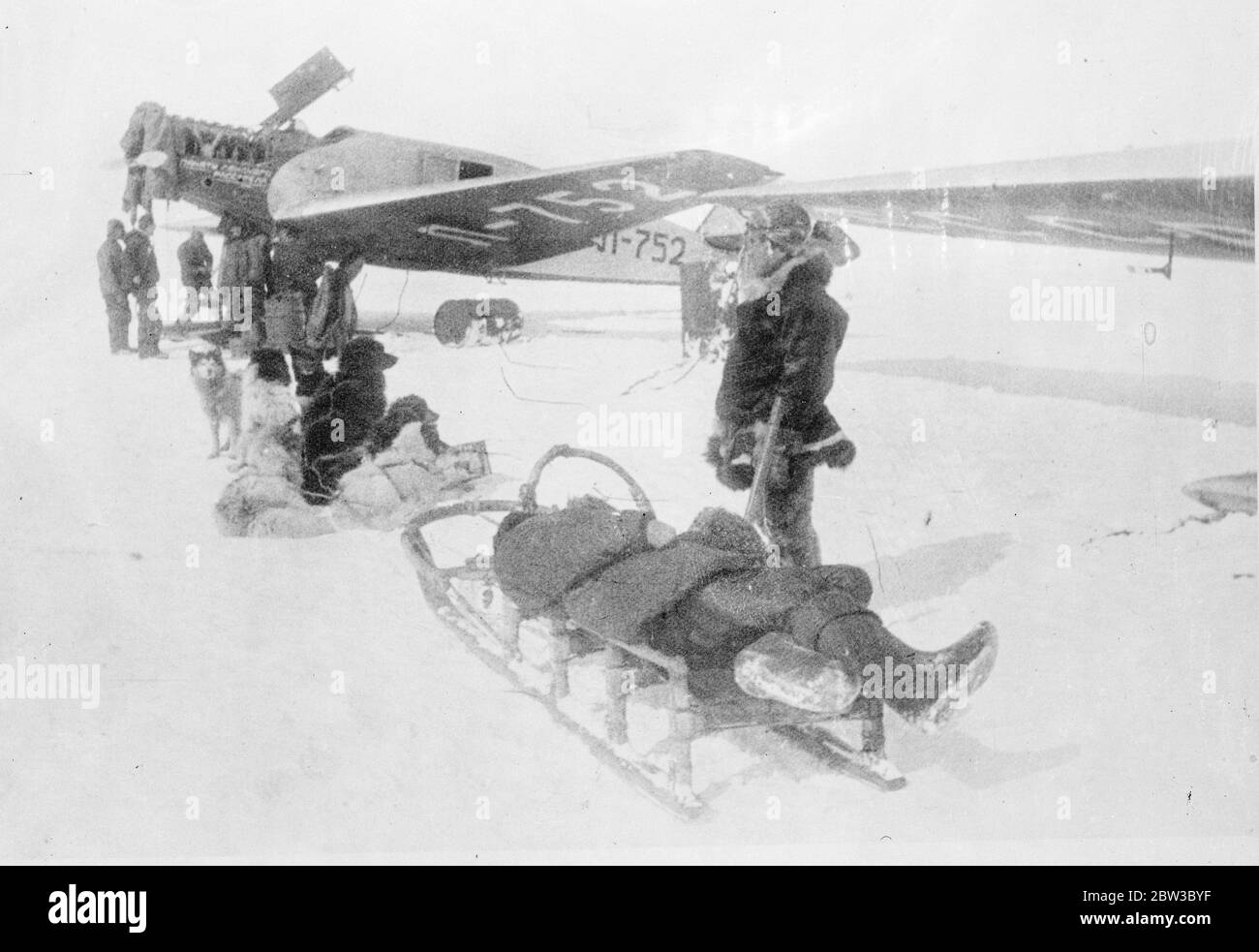 SS Chelyuskin , un piroscafo sovietico inviato in una spedizione per navigare attraverso il ghiaccio polare lungo la rotta marittima settentrionale da Murmansk a Vladivostok , è diventato legato al ghiaccio nelle acque artiche durante la navigazione . È stato catturato nei campi di ghiaccio in settembre. Dopo di che si è spostato nel pacco di ghiaccio prima di affondare il 13 febbraio 1934, schiacciato dai licepack vicino all'isola di Kolyuchin nel mare di Chukchi . L'equipaggio riuscì a fuggire sul ghiaccio e costruì una pista di atterraggio realizzata localmente utilizzando solo poche pale , pale di ghiaccio e due corone bar , che aiutarono nel salvataggio dell'equipaggio . Cinquantatré uomini camminarono Foto Stock