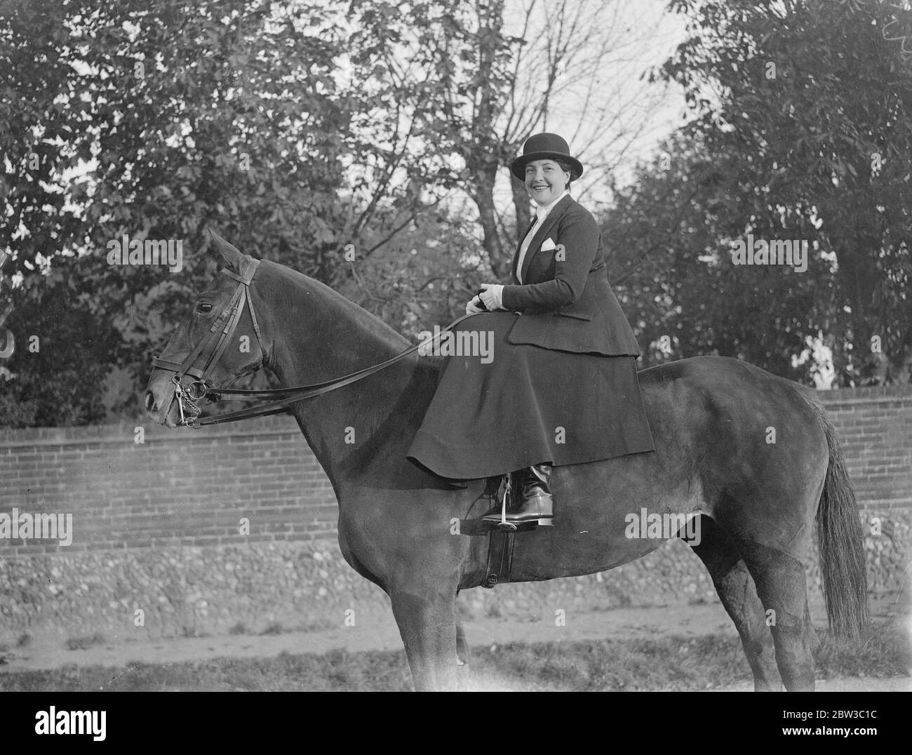 Titolare del cavallo da corsa, la signora Volterra, moglie di Leon Volterra, giostra ' Mary Tudor II', la preferita di Cambridgeshire. 30 ottobre 1934 Foto Stock