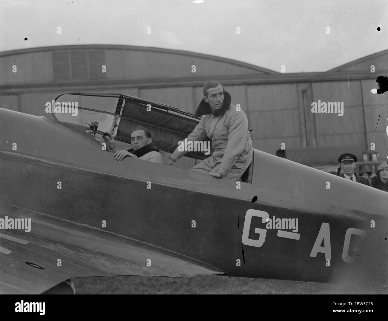 Jones e Waller atterrano a Lympne dopo un volo record dall'Australia nel loro de Havilland DH.88 ( G -ACSR ) . 2 novembre 1934 Foto Stock