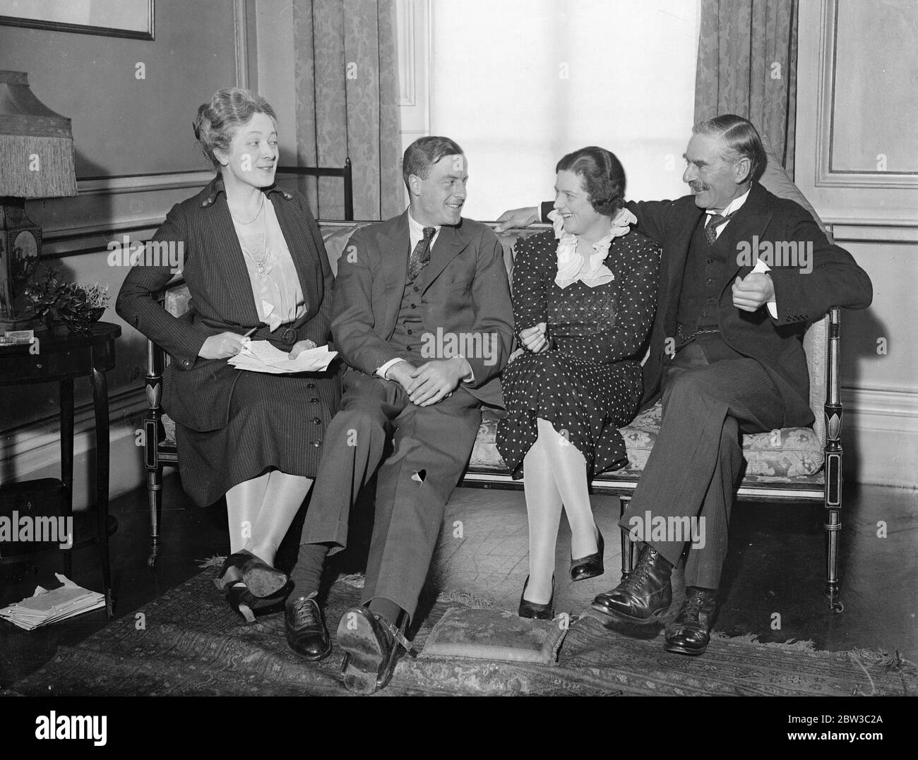 Dorothy Chamberlain con il padre Neville Chamberlain , la madre Anne Chamberlain e l'uomo a cui è attualmente impegnata, il signor Stephen Lloyd, il 1° novembre 1934 Foto Stock