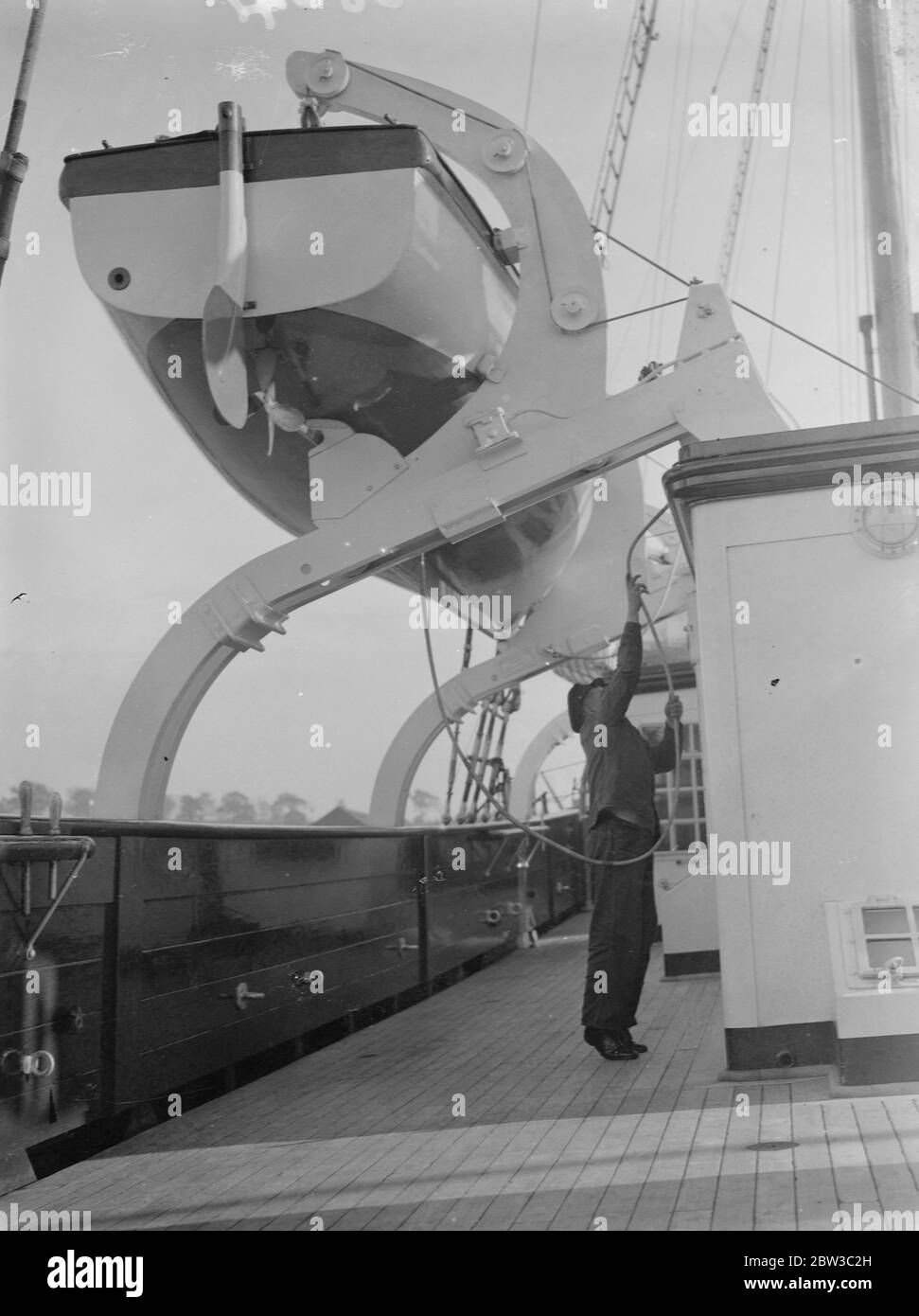 Bagnino sulla barca ' Flying Cloud '. Ottobre 1934 Foto Stock