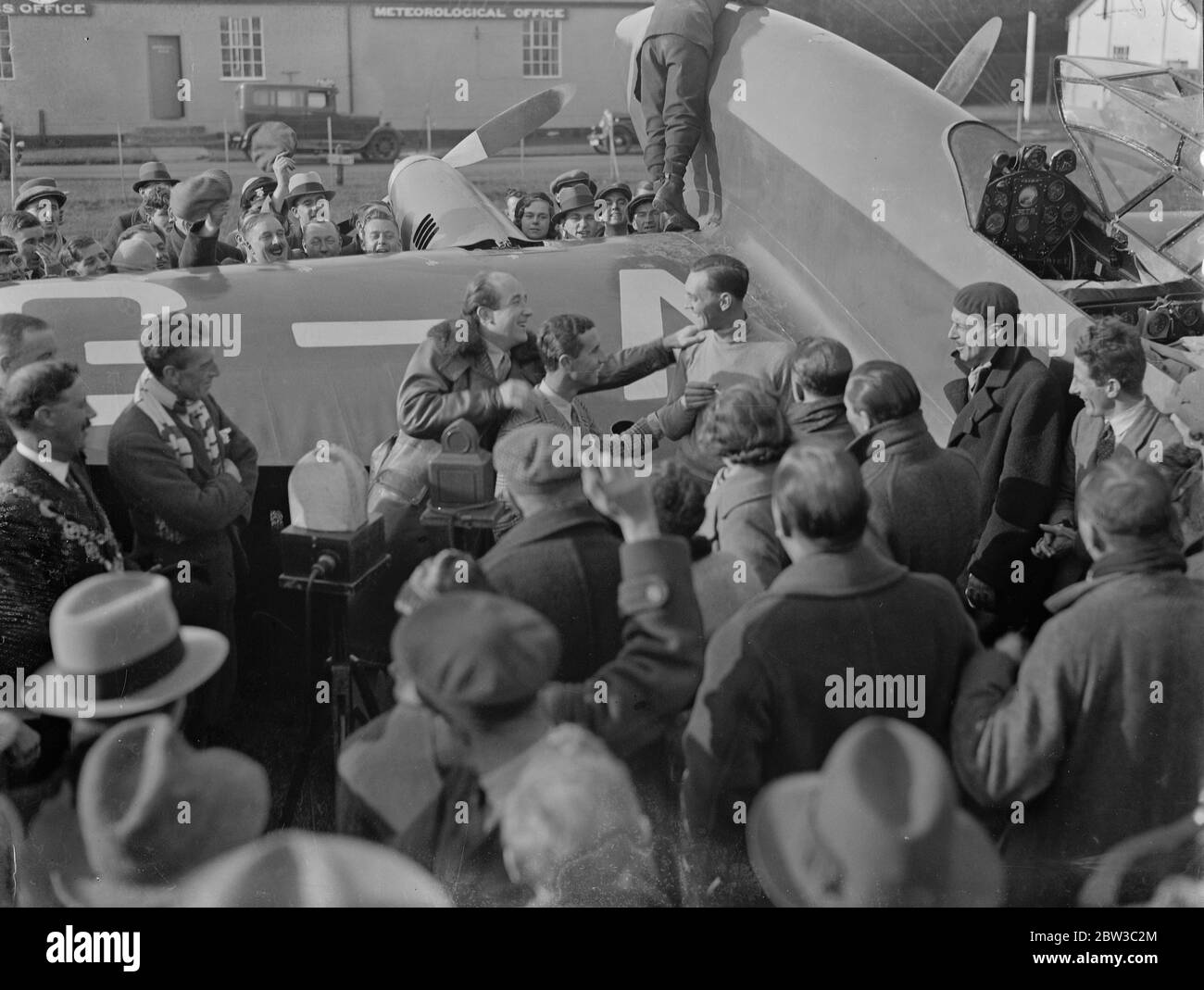 Jones e Waller atterrano a Lympne dopo un volo record dall'Australia . 2 novembre 1934 Foto Stock