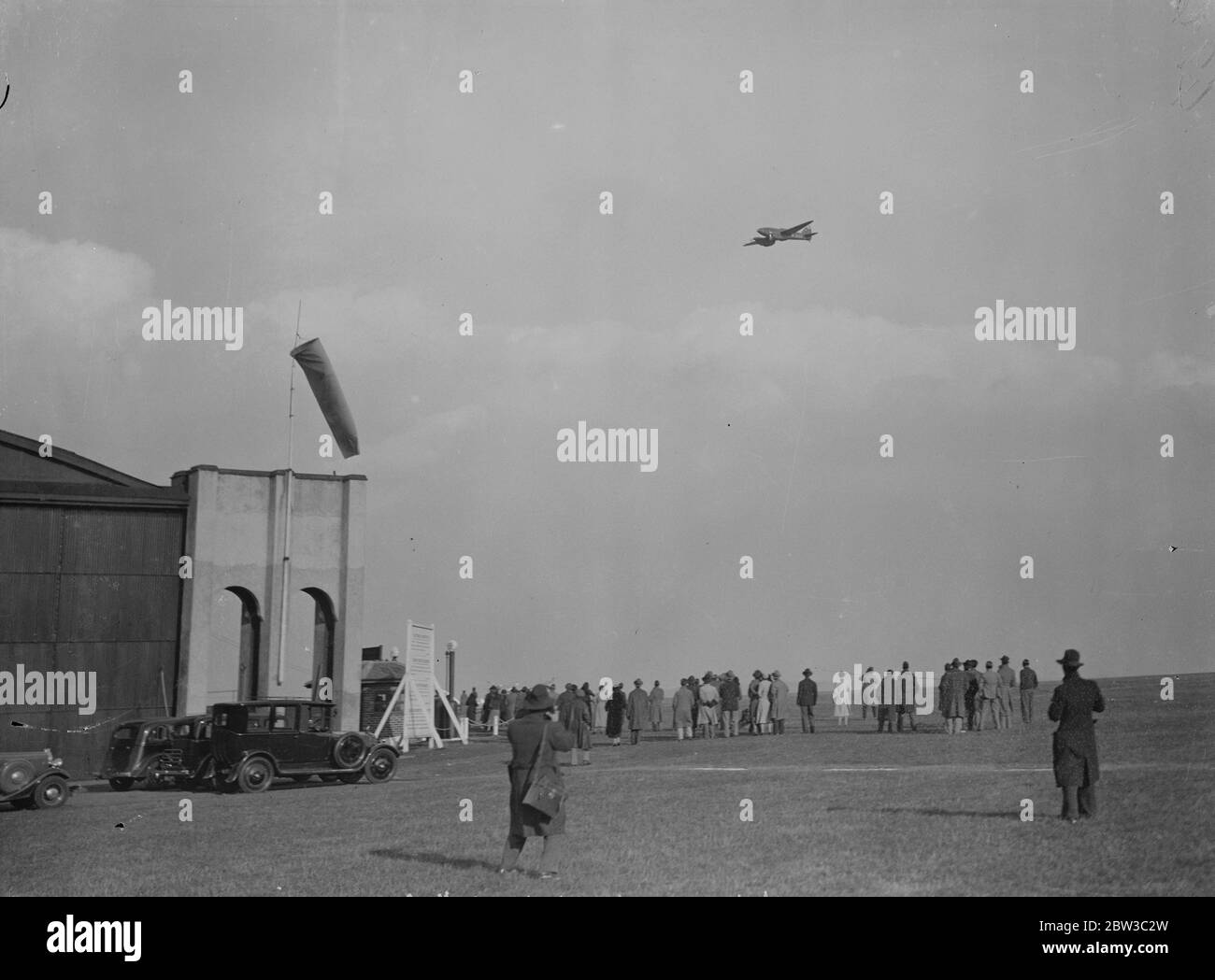 Jones e Waller atterrano a Lympne dopo un volo record dall'Australia. Il record è stato fissato con una G-ACSR de Havilland DH.88 Comet . 2 novembre 1934 Foto Stock