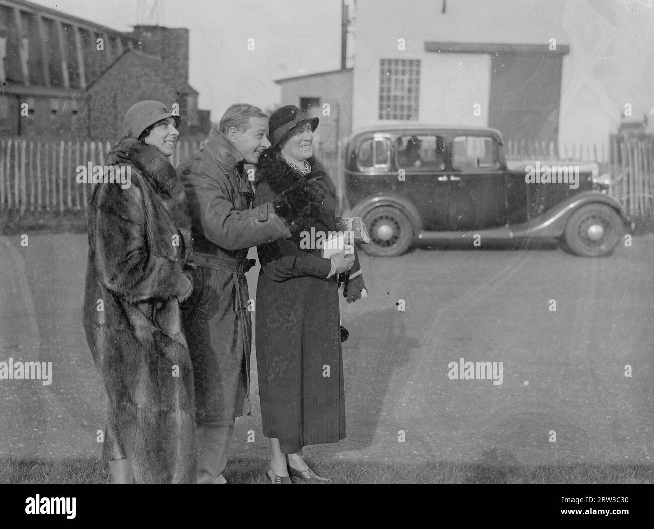 Jones e Waller atterrano a Lympne dopo un volo record dall'Australia . Ken Waller con sua madre e sua sorella . 2 novembre 1934 Foto Stock