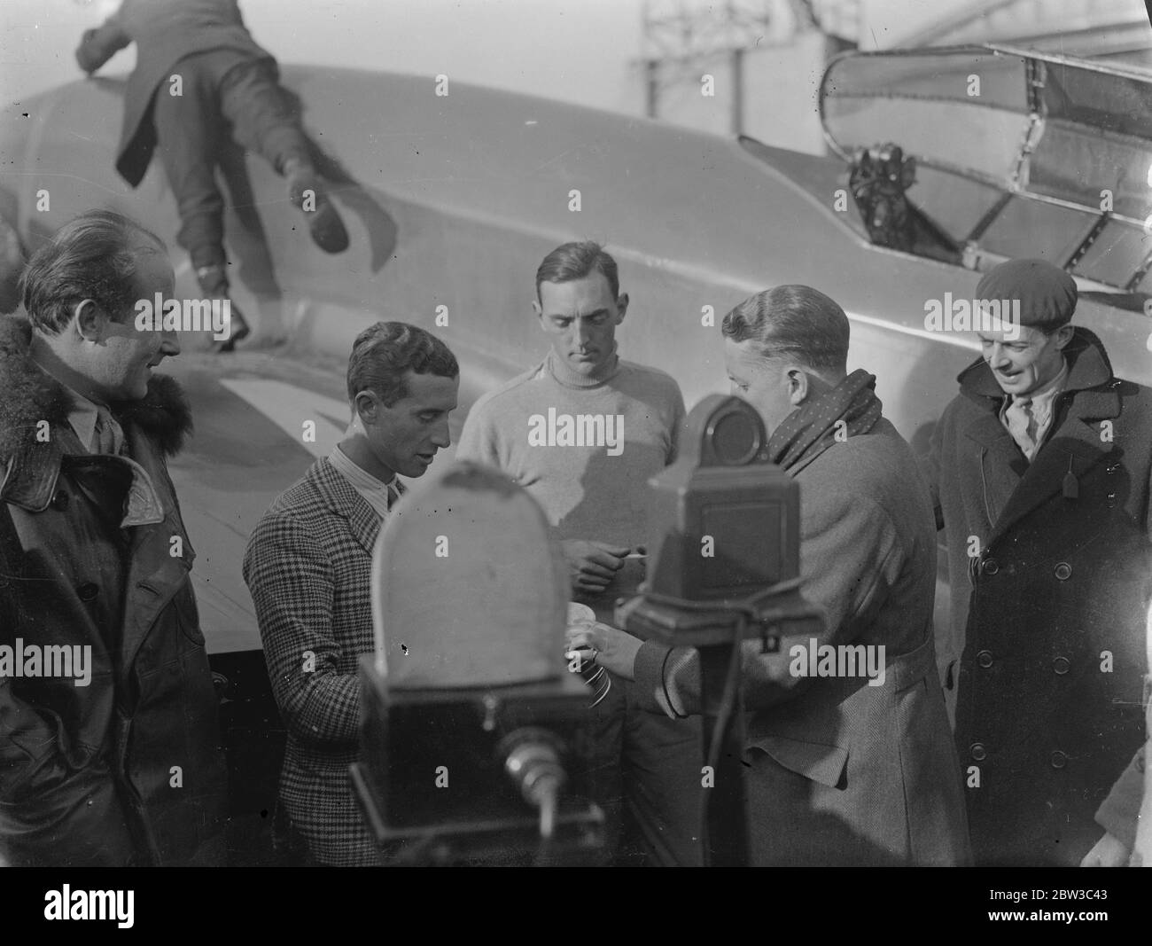 Jones e Waller atterrano a Lympne dopo un volo record dall'Australia . 2 novembre 1934 Foto Stock