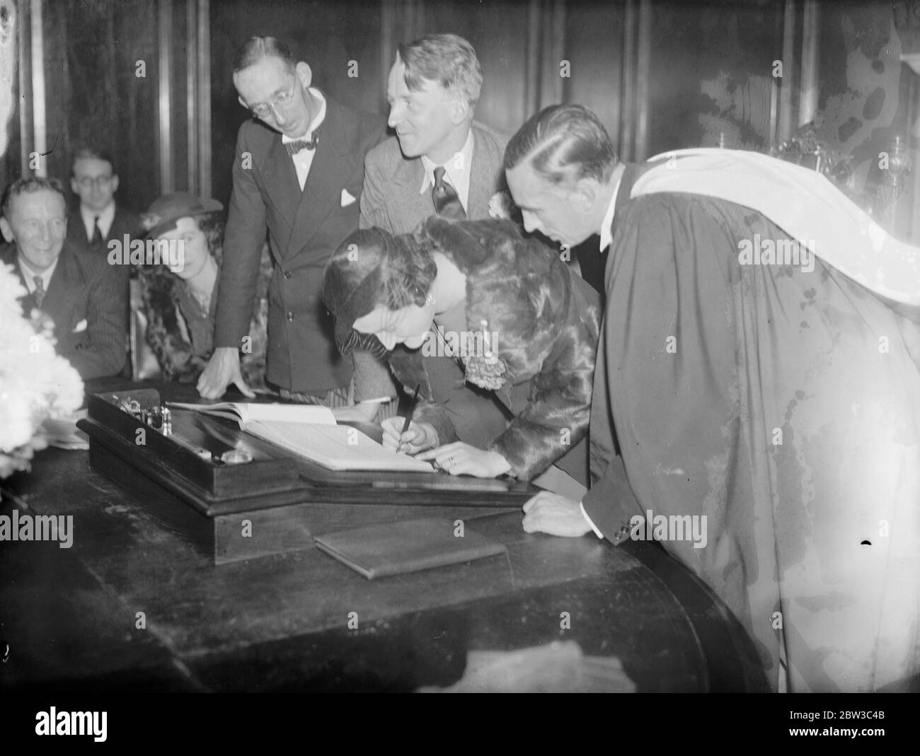 2 barristers sposati da un barrister presso la Guildhall di Londra . 3 novembre 1934 Foto Stock