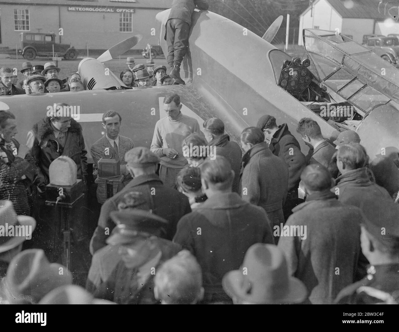 Jones e Waller atterrano a Lympne dopo un volo record dall'Australia . 2 novembre 1934 Foto Stock