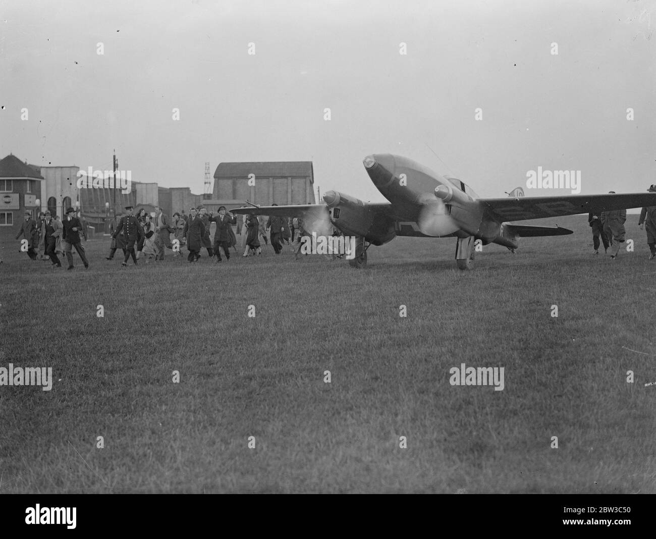 Jones e Waller atterrano a Lympne dopo un volo record dall'Australia. Il record è stato fissato con una G-ACSR de Havilland DH.88 Comet . 2 novembre 1934 Foto Stock